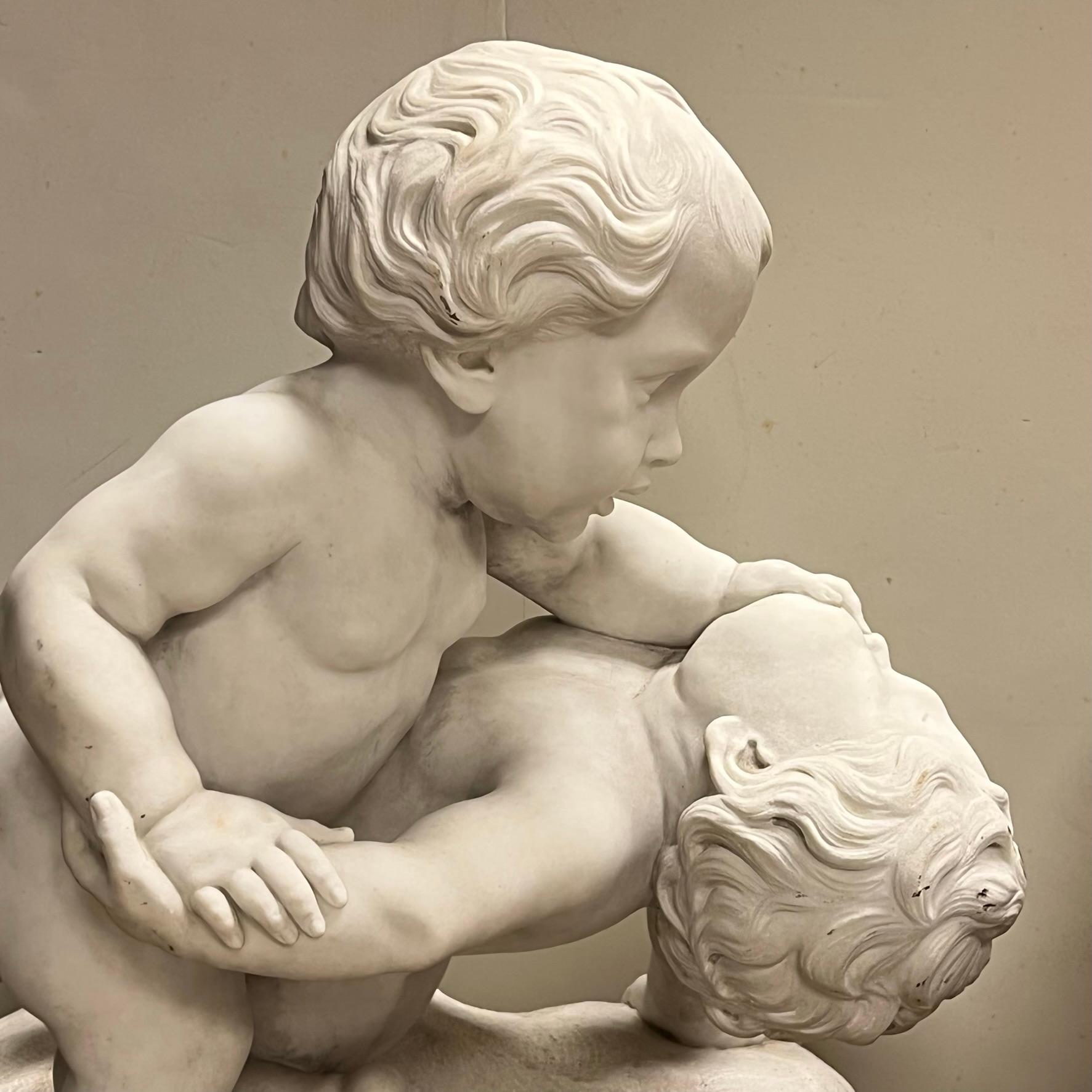 Grande sculpture italienne en marbre du 19ème siècle représentant des putti luttant en vente 8