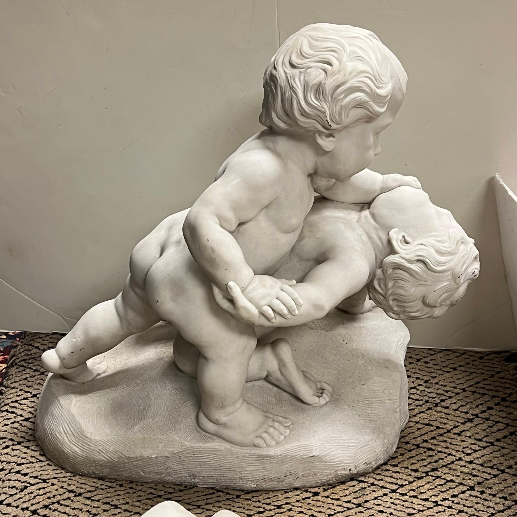 Grande sculpture italienne en marbre du 19ème siècle représentant des putti luttant en vente 9