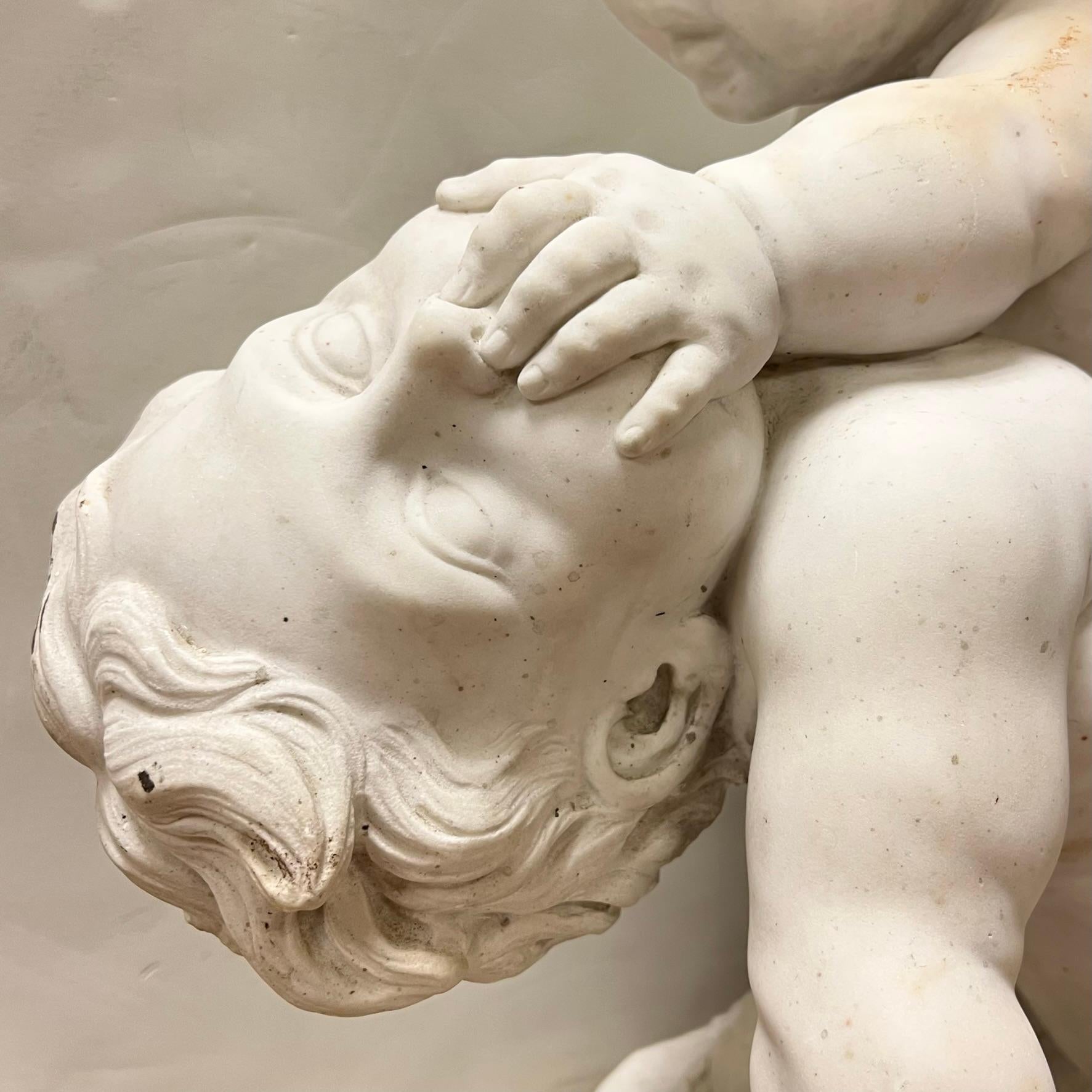 Sculpté à la main Grande sculpture italienne en marbre du 19ème siècle représentant des putti luttant en vente