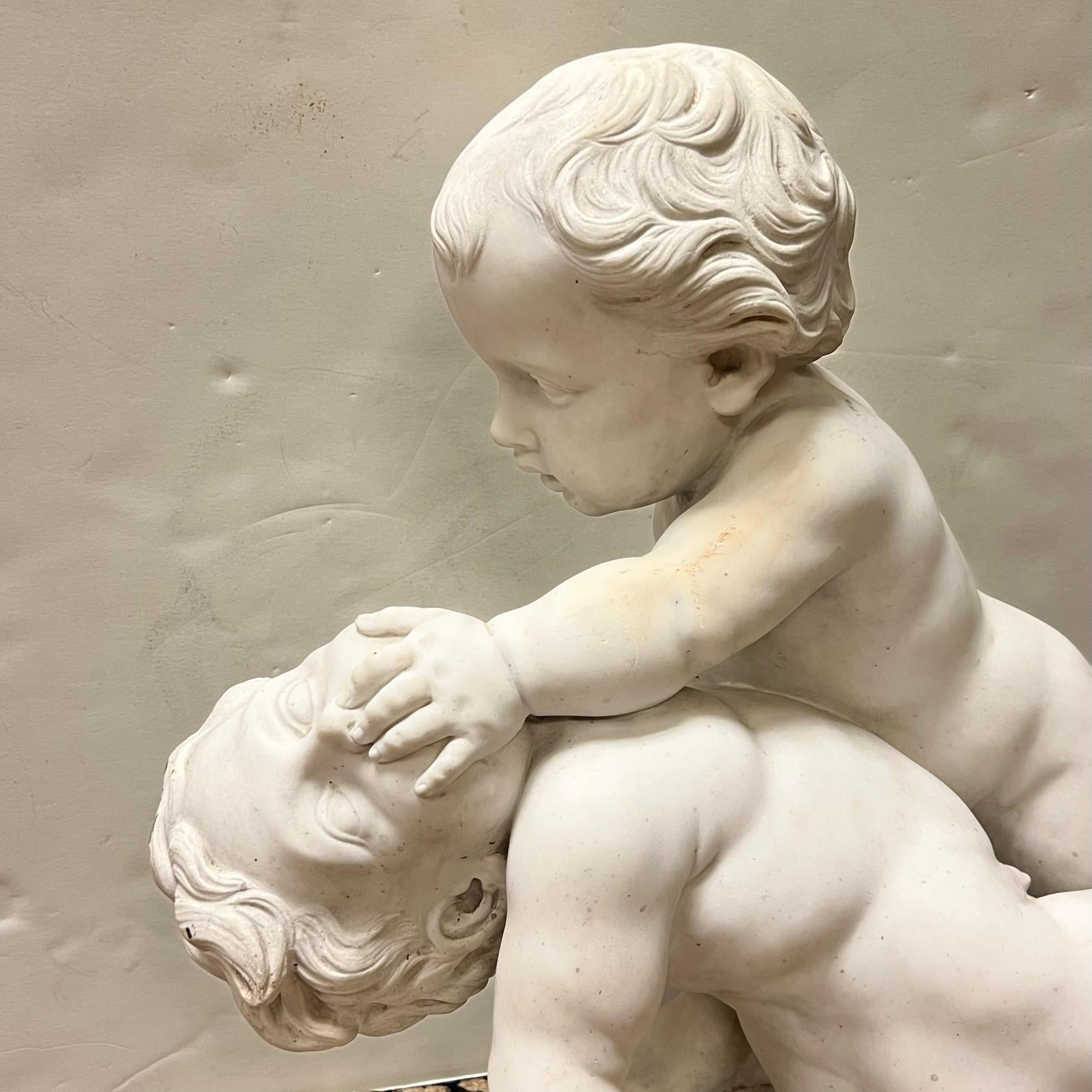 XIXe siècle Grande sculpture italienne en marbre du 19ème siècle représentant des putti luttant en vente