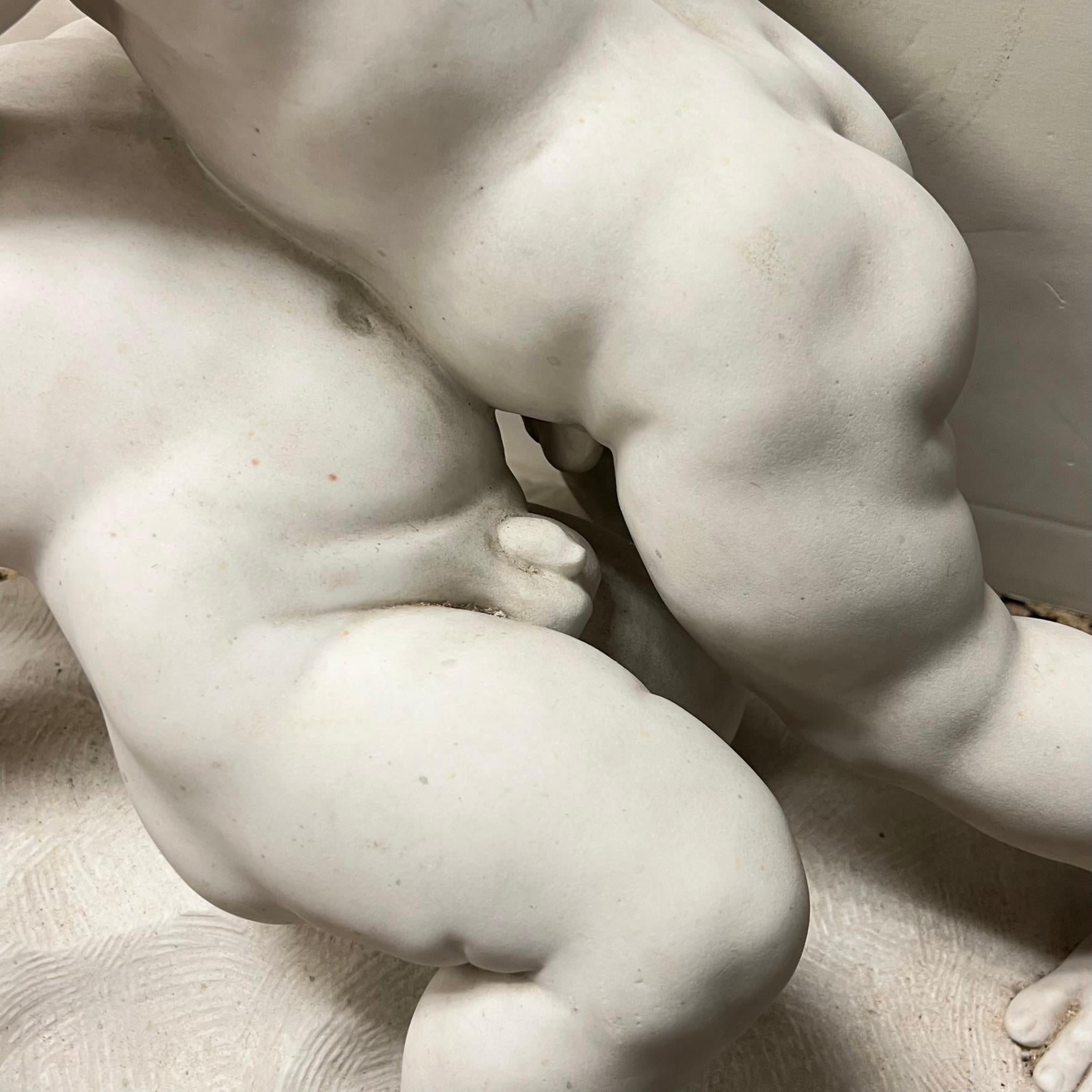 Marbre Grande sculpture italienne en marbre du 19ème siècle représentant des putti luttant en vente