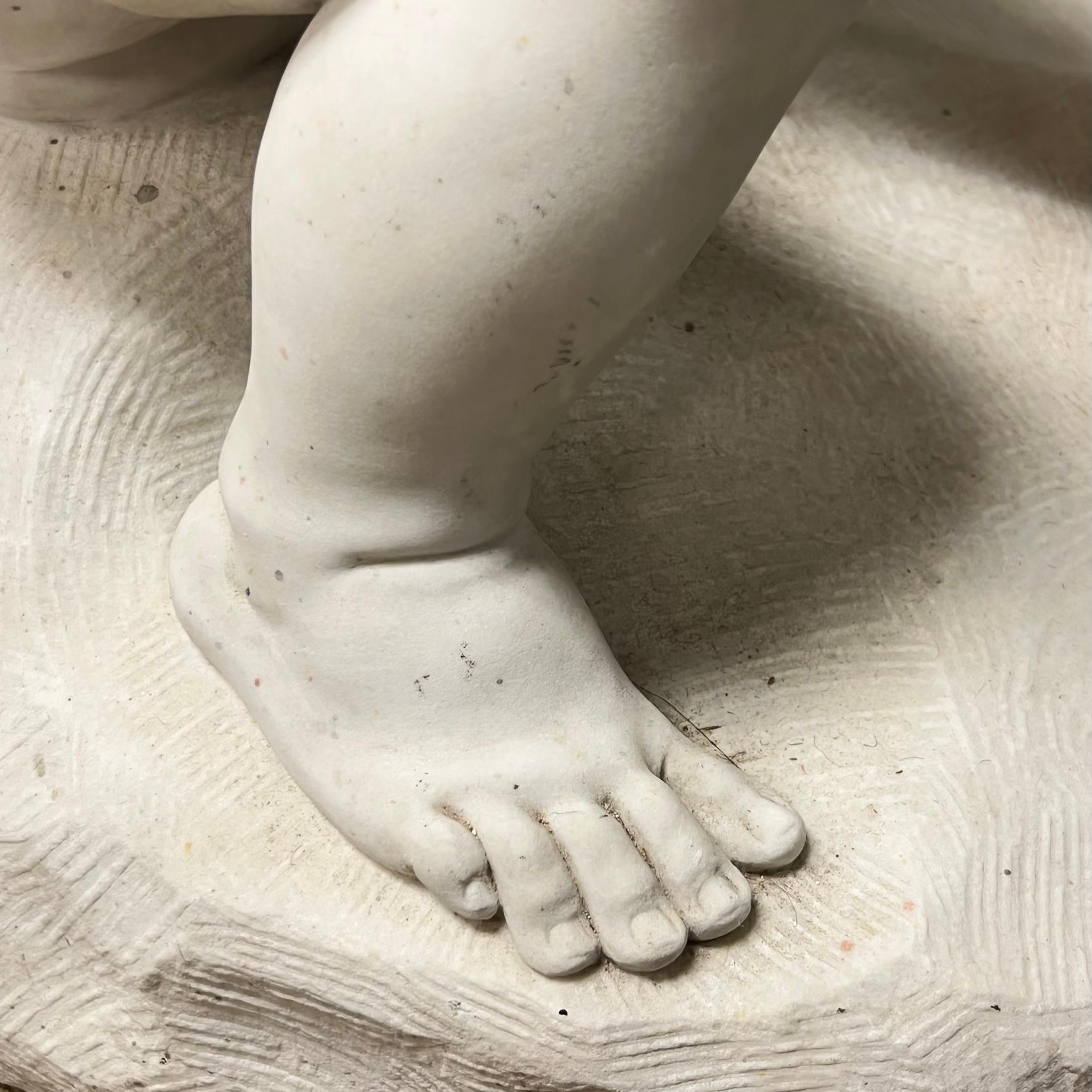 Grande sculpture italienne en marbre du 19ème siècle représentant des putti luttant en vente 1