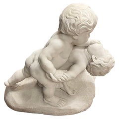 Grande sculpture italienne en marbre du 19ème siècle représentant des putti luttant