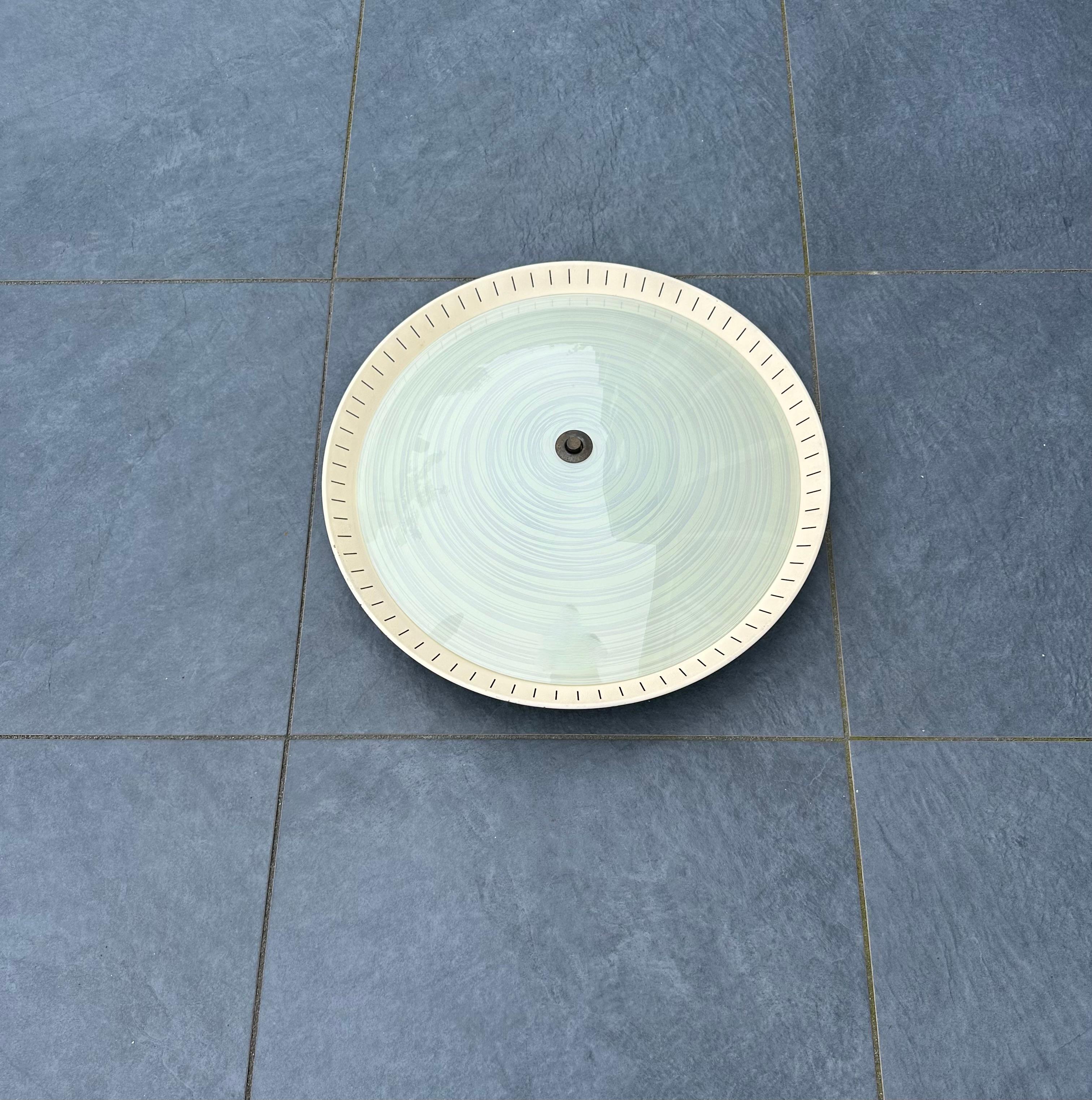 Tolle Mid-Century Modern Wandleuchte oder Deckenleuchte mit kreisförmigem Linienmuster im Glasschirm.

Diese dreiflammige Unterputzleuchte im Vintage-Stil hat ein wunderschönes Aussehen und ist noch in einem sehr guten Zustand. Der große und