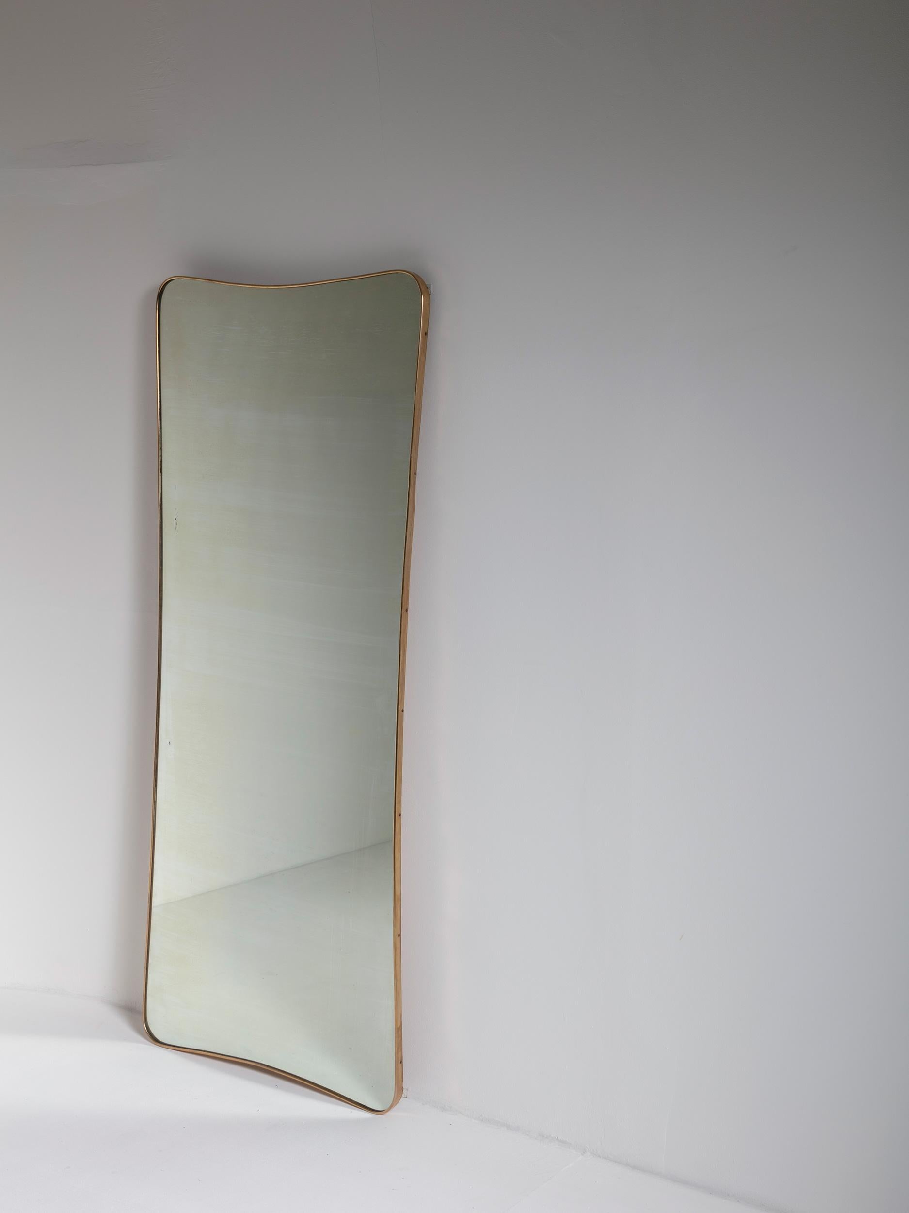 Remarkable Italian 1950s wall mirror with brass frame.
Thick glass and wood back panel for this piece that can be used in both vertical and horizontal positions.
