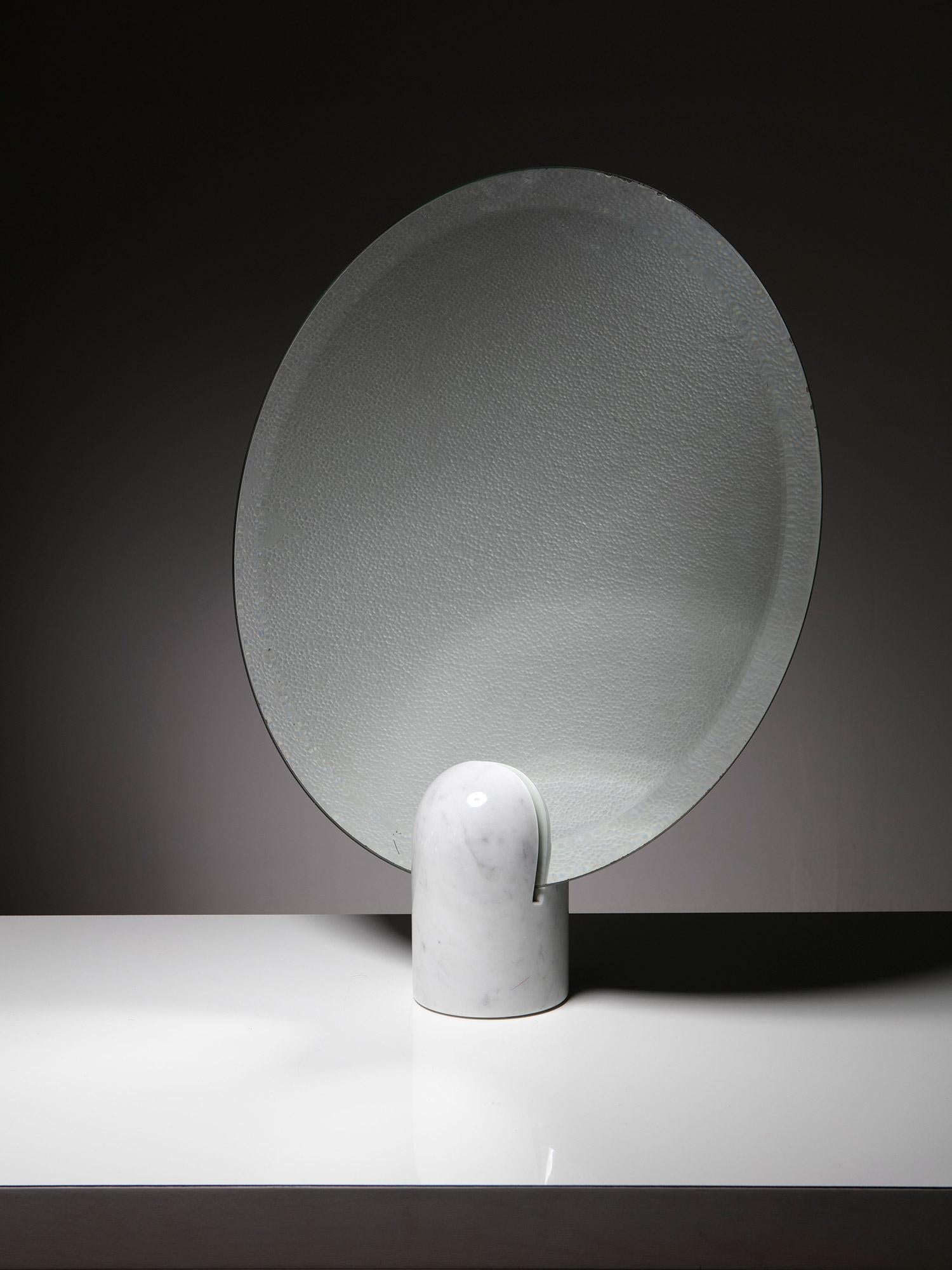 Grand miroir de table des années 1970 composé d'un épais socle en marbre de Carrare, supportant un large disque de miroir bordé.