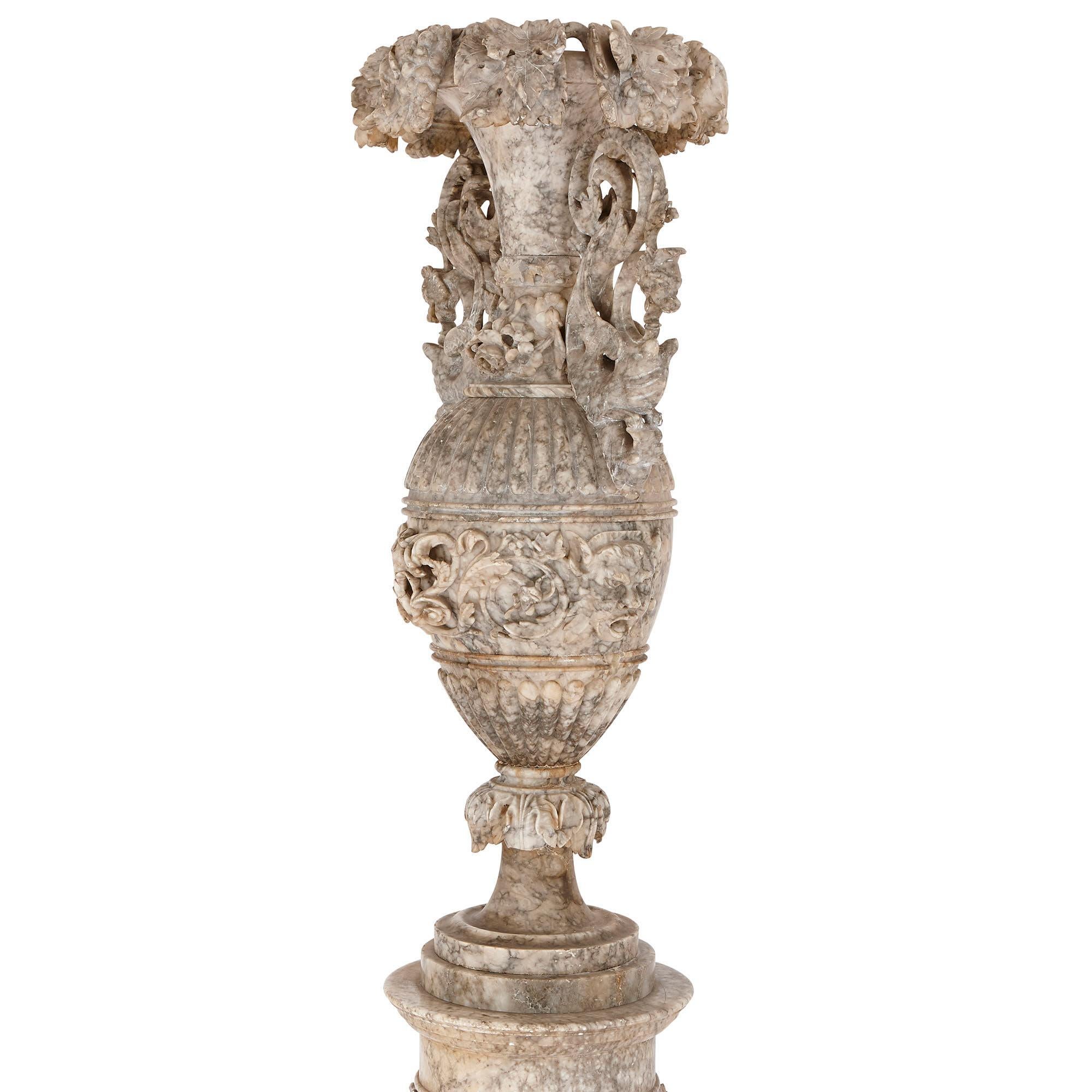 Diese große und beeindruckende Vase wurde um 1900 in Italien aus einem geäderten grauen Alabaster geschnitzt. Die Vase hat die Form eines stilisierten Loutrophoros-Amphora-Gefäßes mit einem eiförmigen Körper und einem langgestreckten Hals, der mit