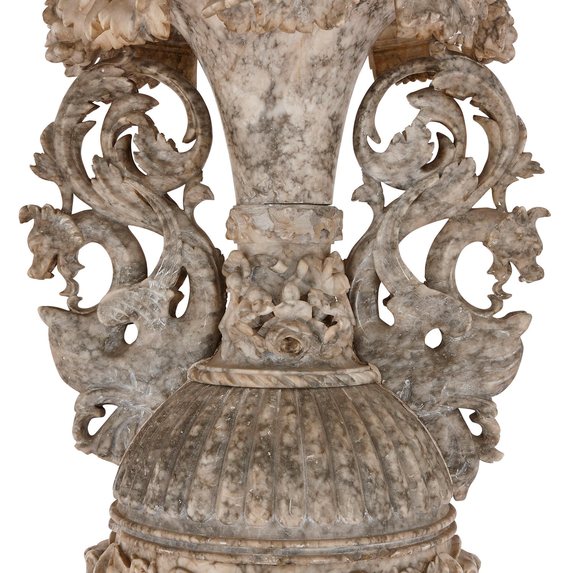 Große italienische Alabaster-Vase auf Stand (Rokoko) im Angebot