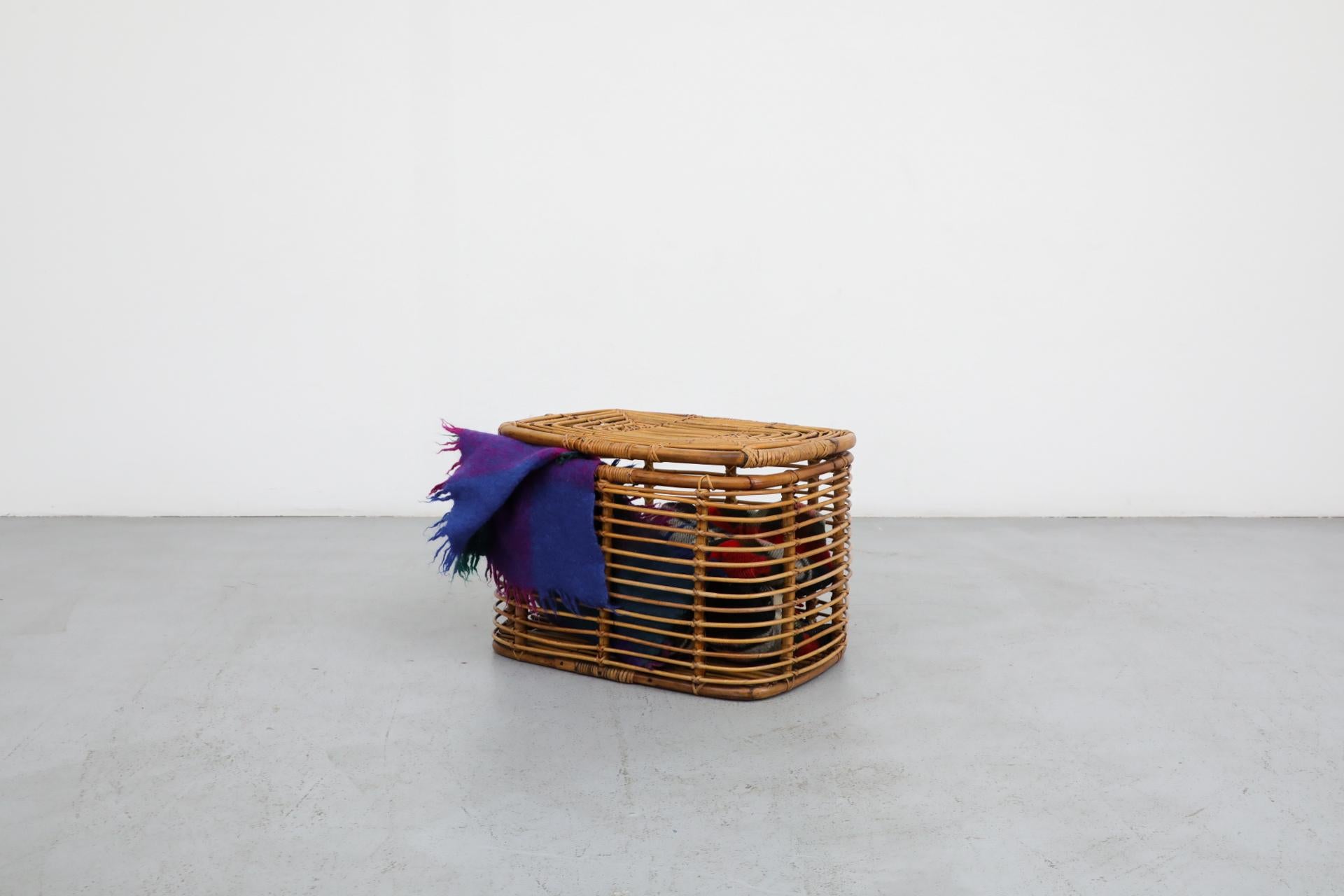 Grande cesto o contenitore in bambù e rattan con coperchio incernierato, tipico degli anni '60  Stile Franco Albini ed Ezio Sgrelli. In condizioni originali, con un'usura visibile che corrisponde all'età e all'uso. Sono disponibili altri pezzi