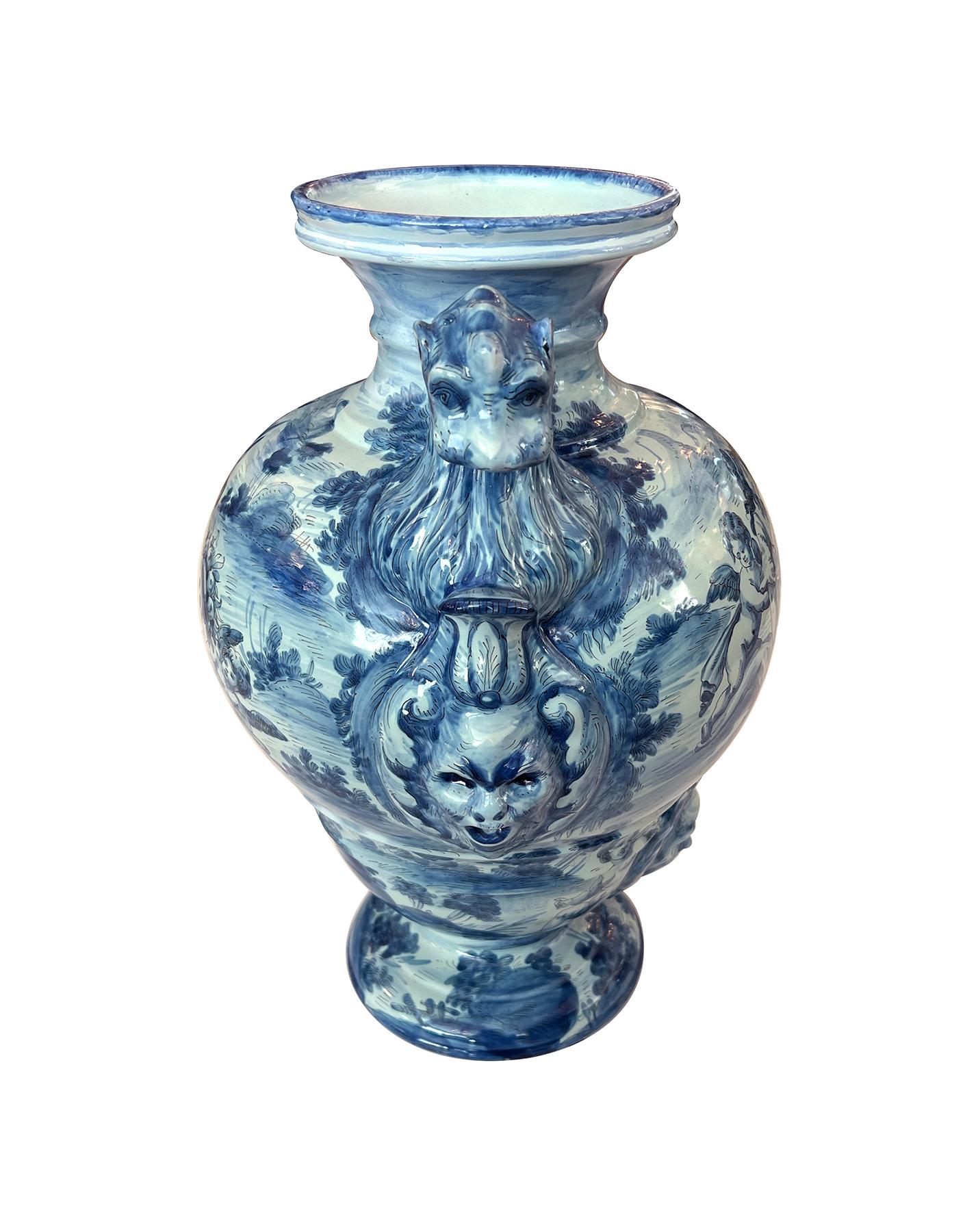 Baroque Grand urne/vase italien en majolique bleu et blanc d'Albisola émaillée à l'étain en vente