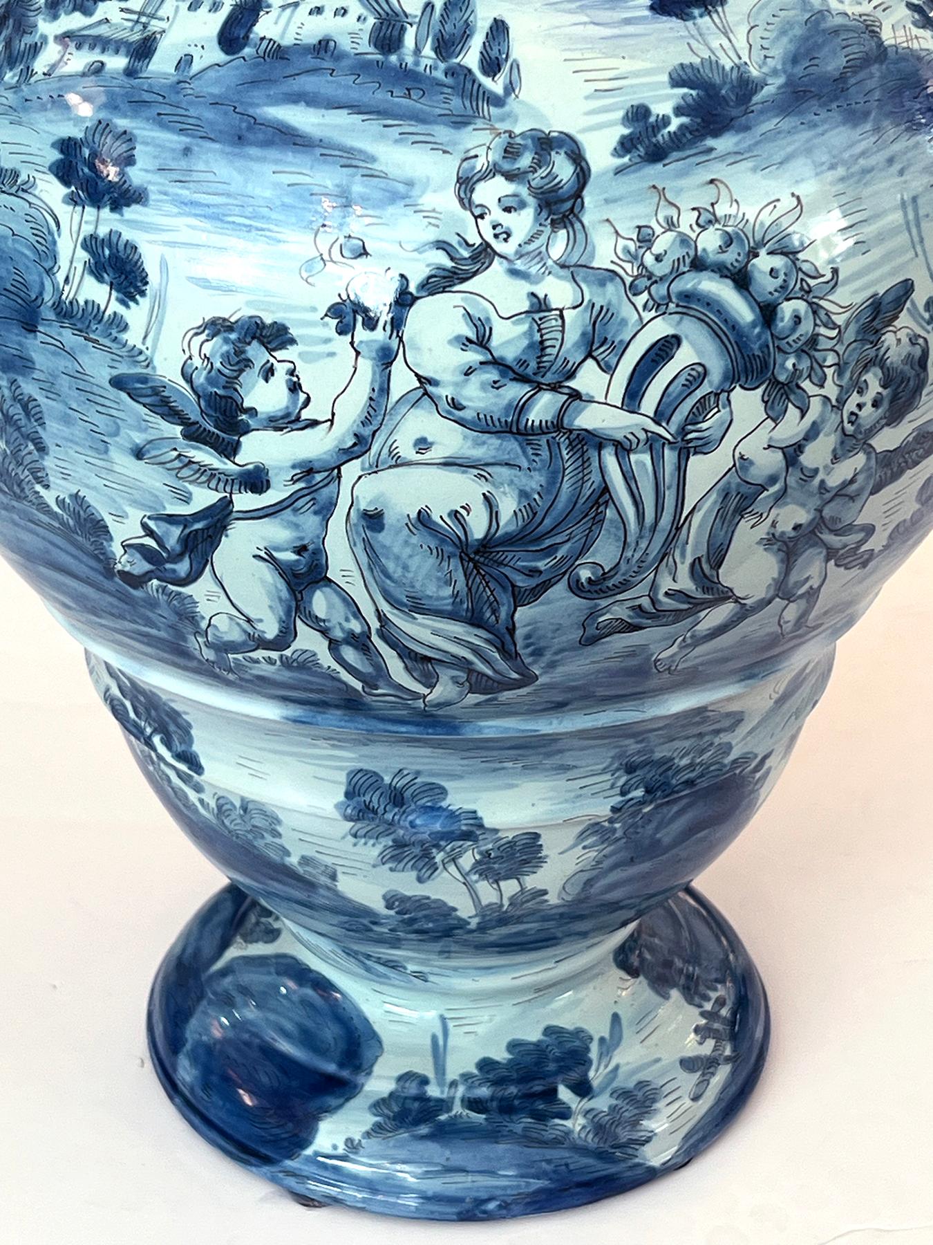 Début du 20ème siècle Grand urne/vase italien en majolique bleu et blanc d'Albisola émaillée à l'étain en vente