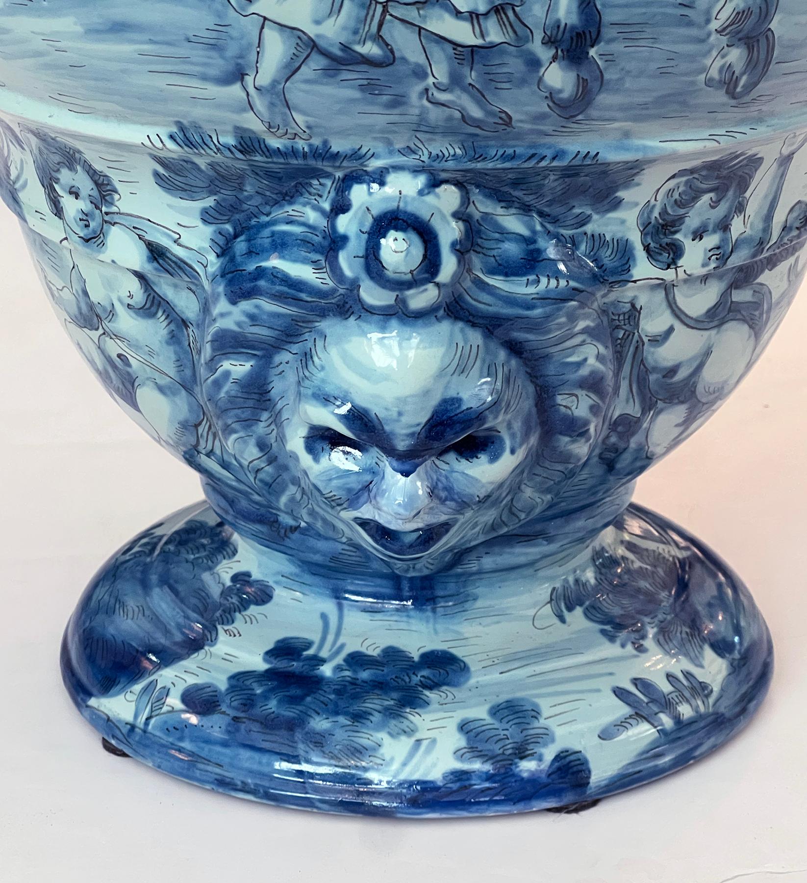 Grand urne/vase italien en majolique bleu et blanc d'Albisola émaillée à l'étain en vente 1