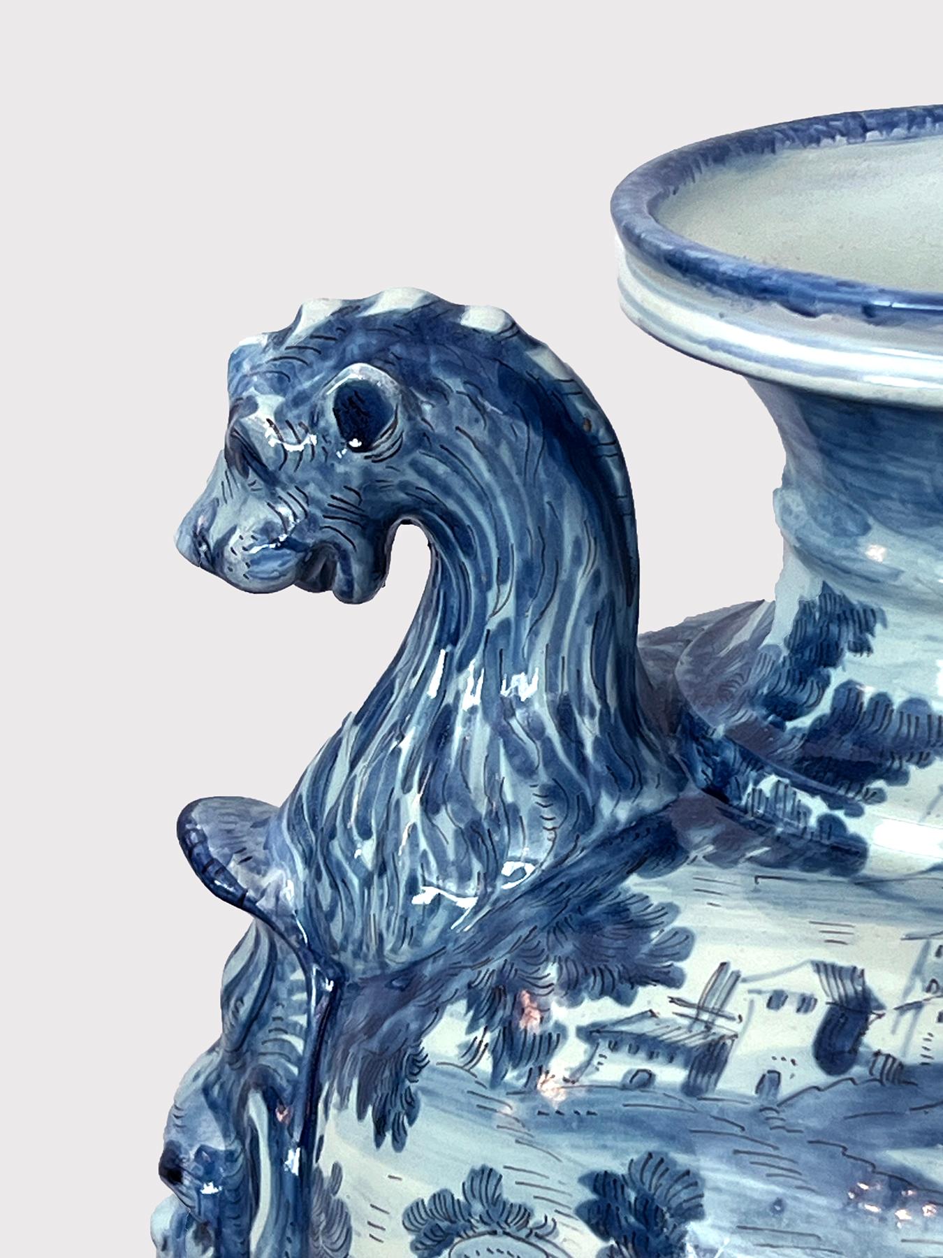 Grand urne/vase italien en majolique bleu et blanc d'Albisola émaillée à l'étain en vente 2