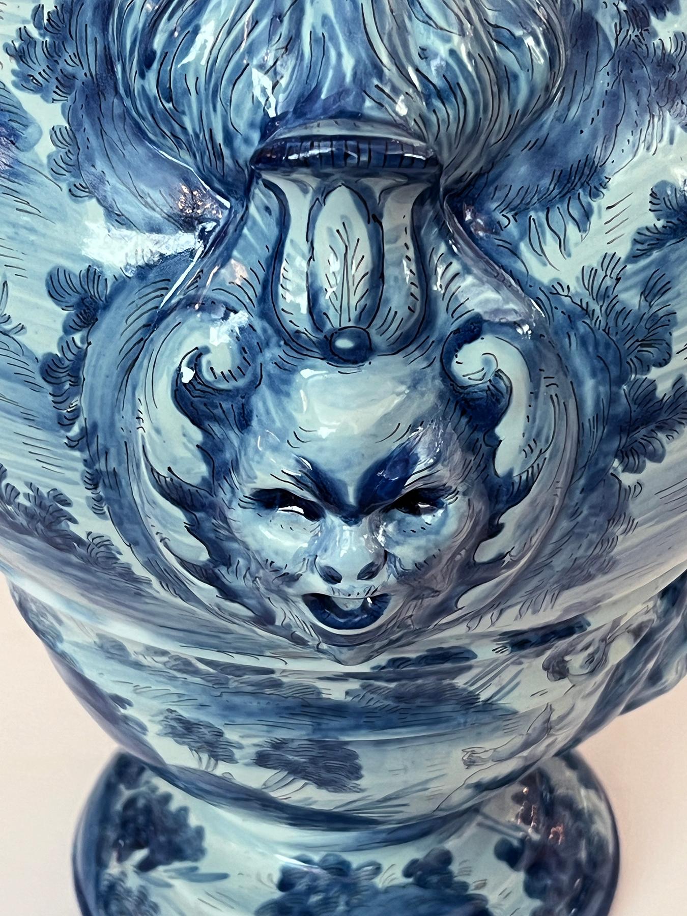 Grand urne/vase italien en majolique bleu et blanc d'Albisola émaillée à l'étain en vente 3