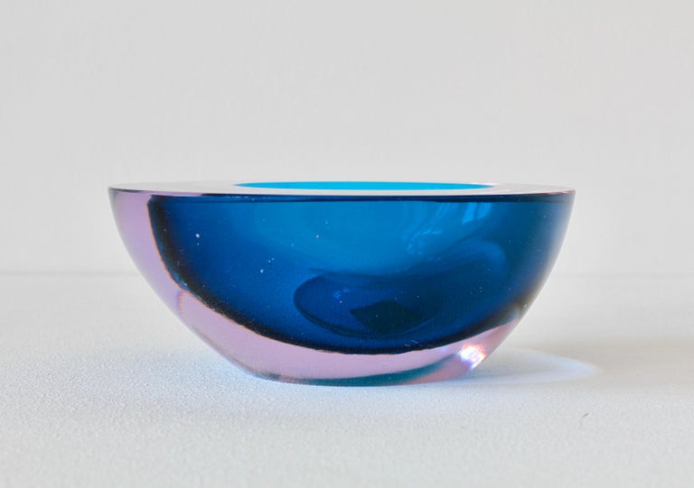 Antonio da Ros (attributed) for Cenedese large & heavy vintage Italian Murano glass bowl, serving dish or ashtray circa 1965-1975. Utilizing the Sommerso technique this large, heavy piece of glass features an asymmetric design of dark blue and lilac