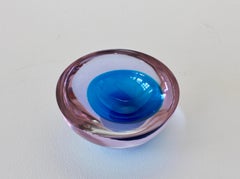 Gran cuenco, plato o cenicero italiano de cristal de Murano Sommerso azul y alejandrita