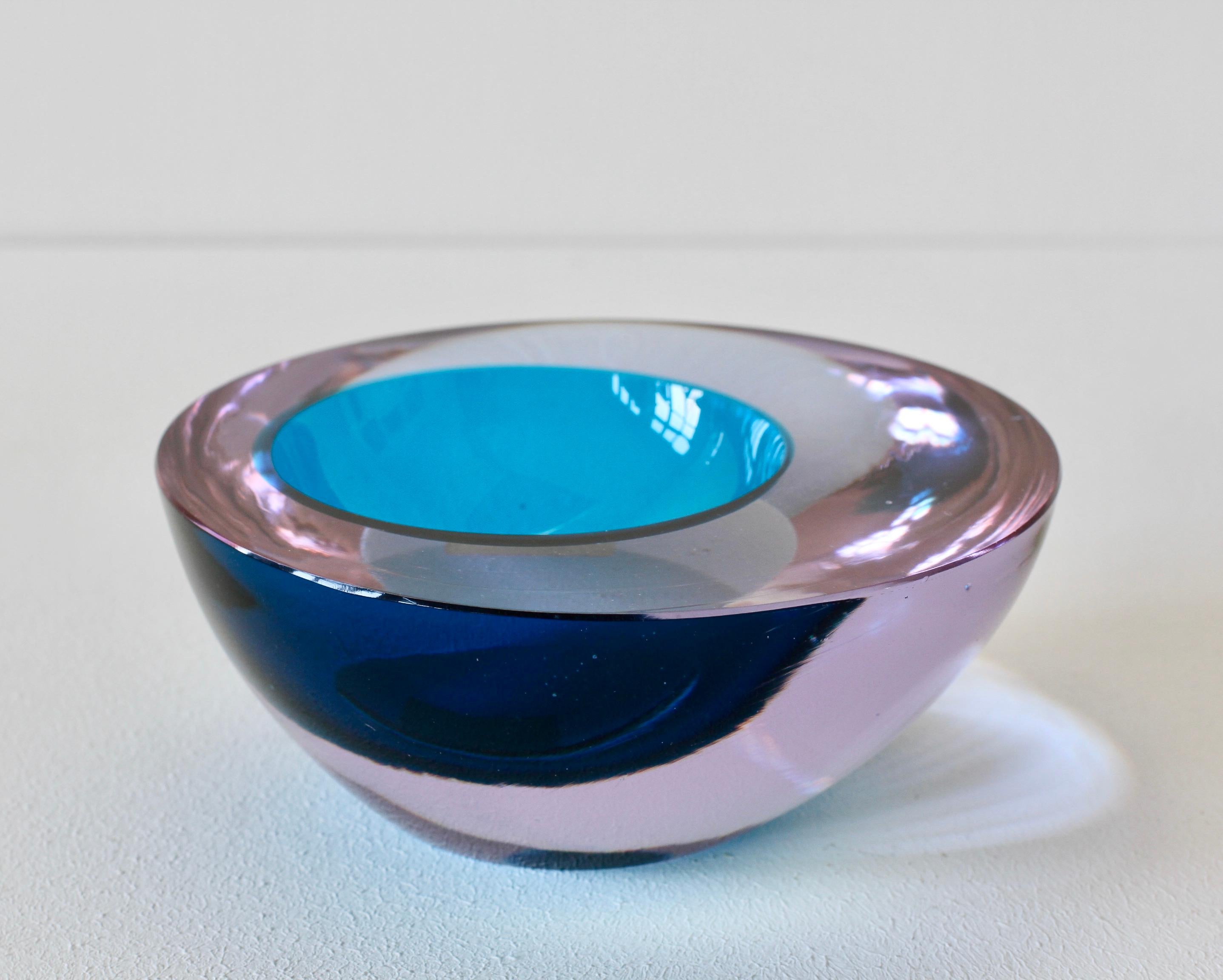 Large Italian Alexandrite and Blue Sommerso Murano Glass Bowl, Dish or Ashtray In Excellent Condition For Sale In Landau an der Isar, Bayern