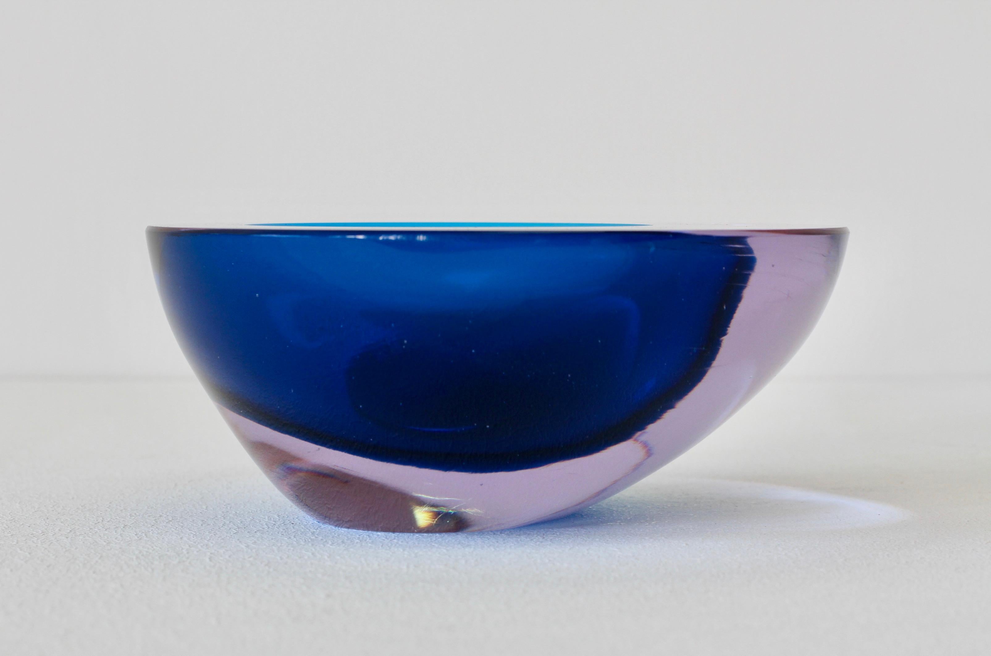 Große italienische Schale:: Schüssel oder Aschenbecher aus Alexandrit und blauem Sommerso-Muranoglas (Geblasenes Glas) im Angebot