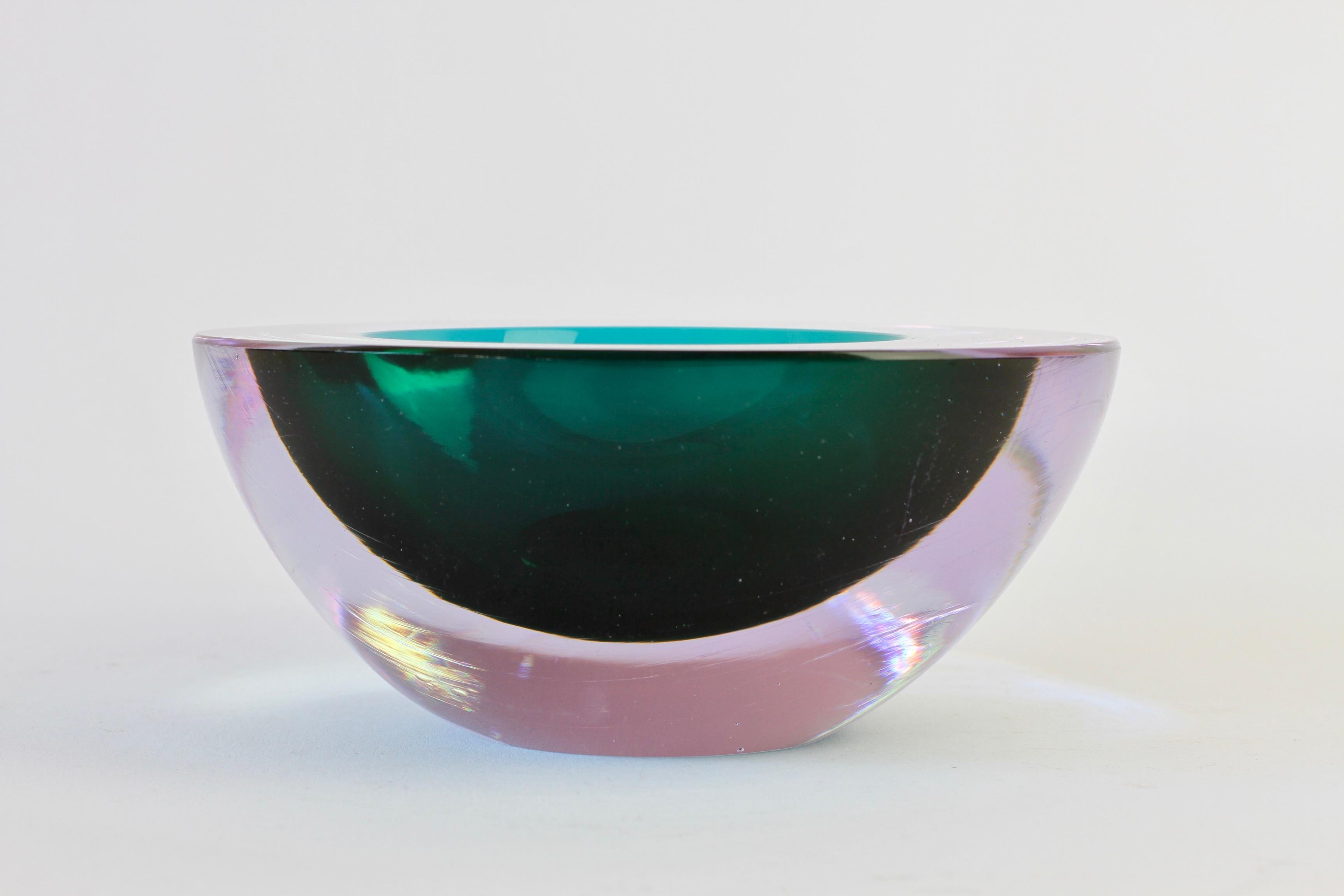 Gran cuenco, plato o cenicero italiano de cristal de Murano Sommerso verde y alejandrita en venta 7