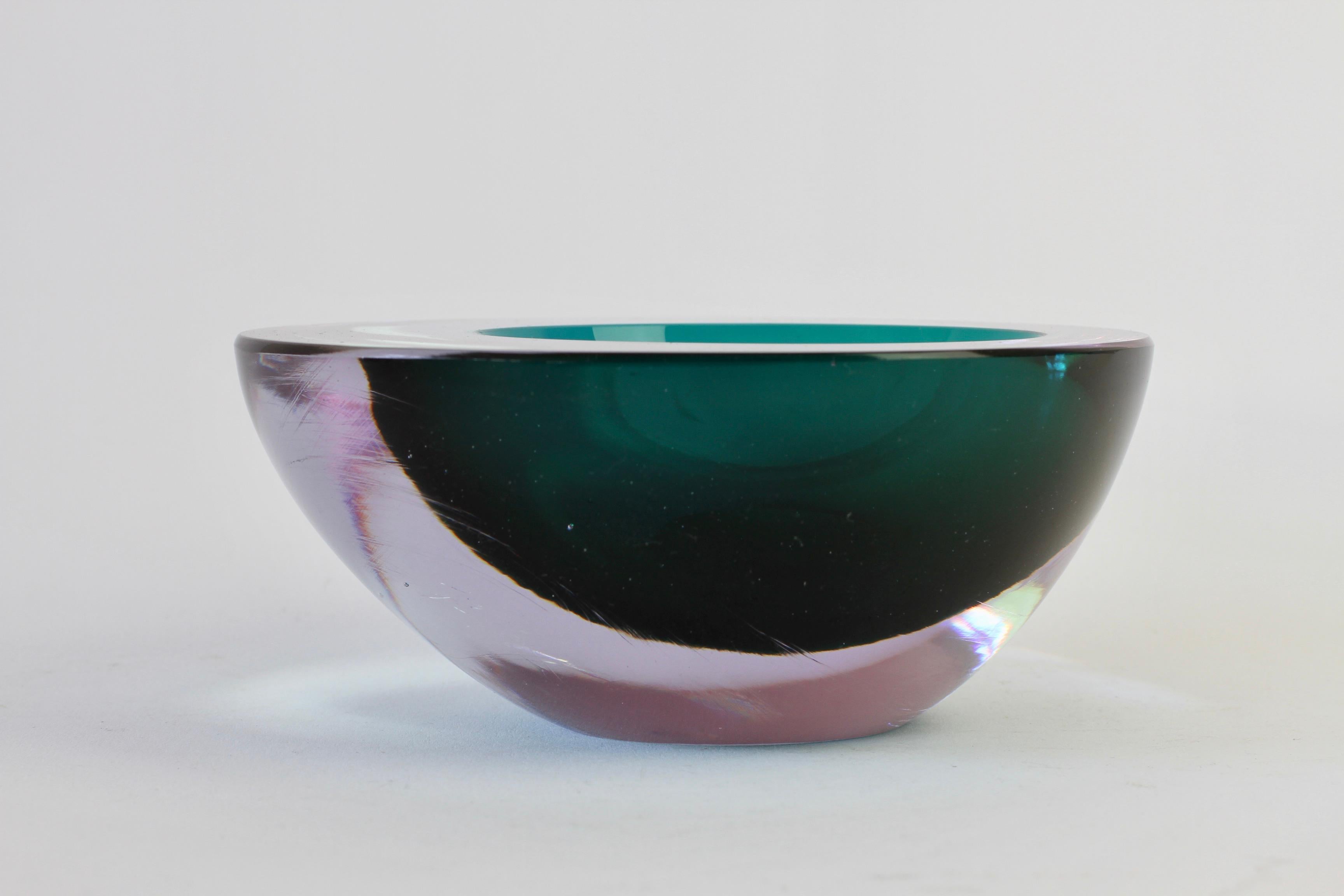 Gran cuenco, plato o cenicero italiano de cristal de Murano Sommerso verde y alejandrita en venta 9