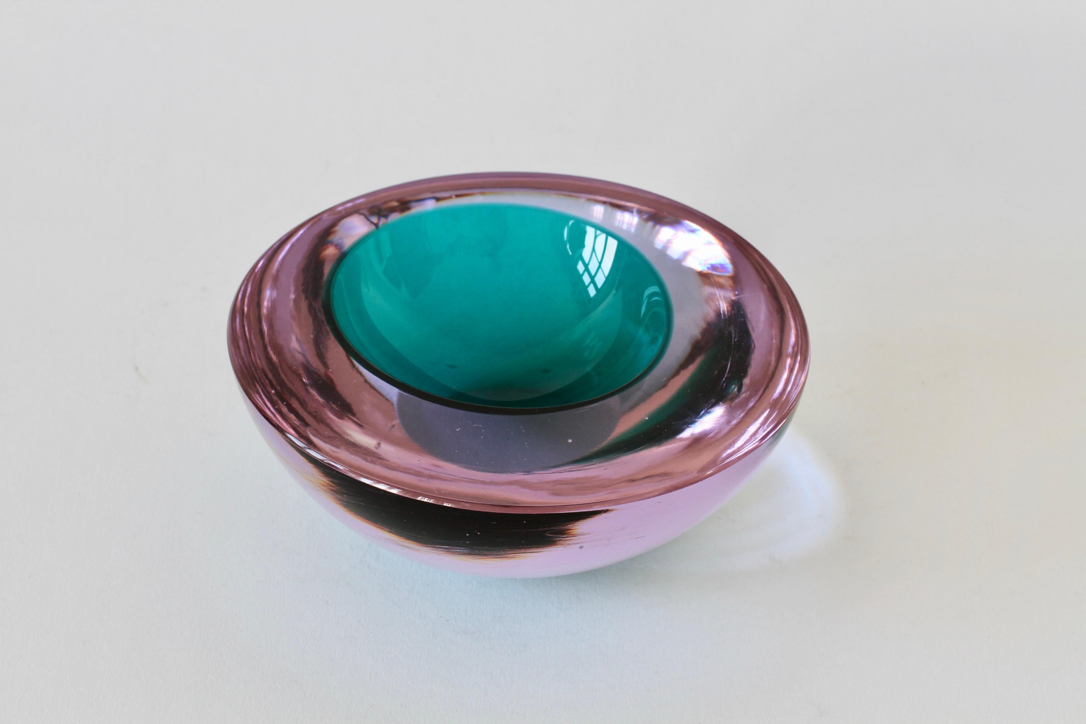 Gran cuenco, plato o cenicero italiano de cristal de Murano Sommerso verde y alejandrita Moderno de mediados de siglo en venta