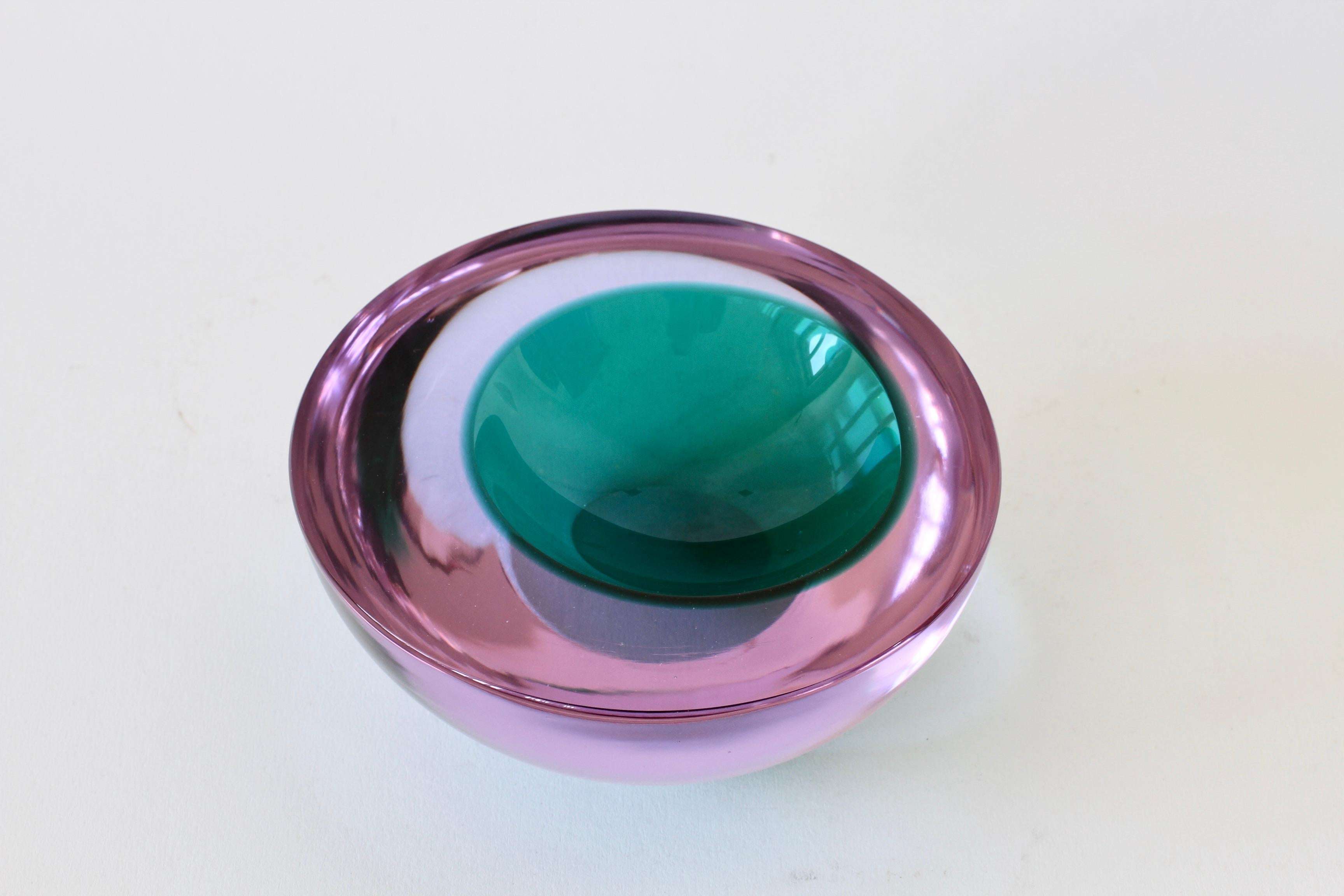 Gran cuenco, plato o cenicero italiano de cristal de Murano Sommerso verde y alejandrita Italiano en venta