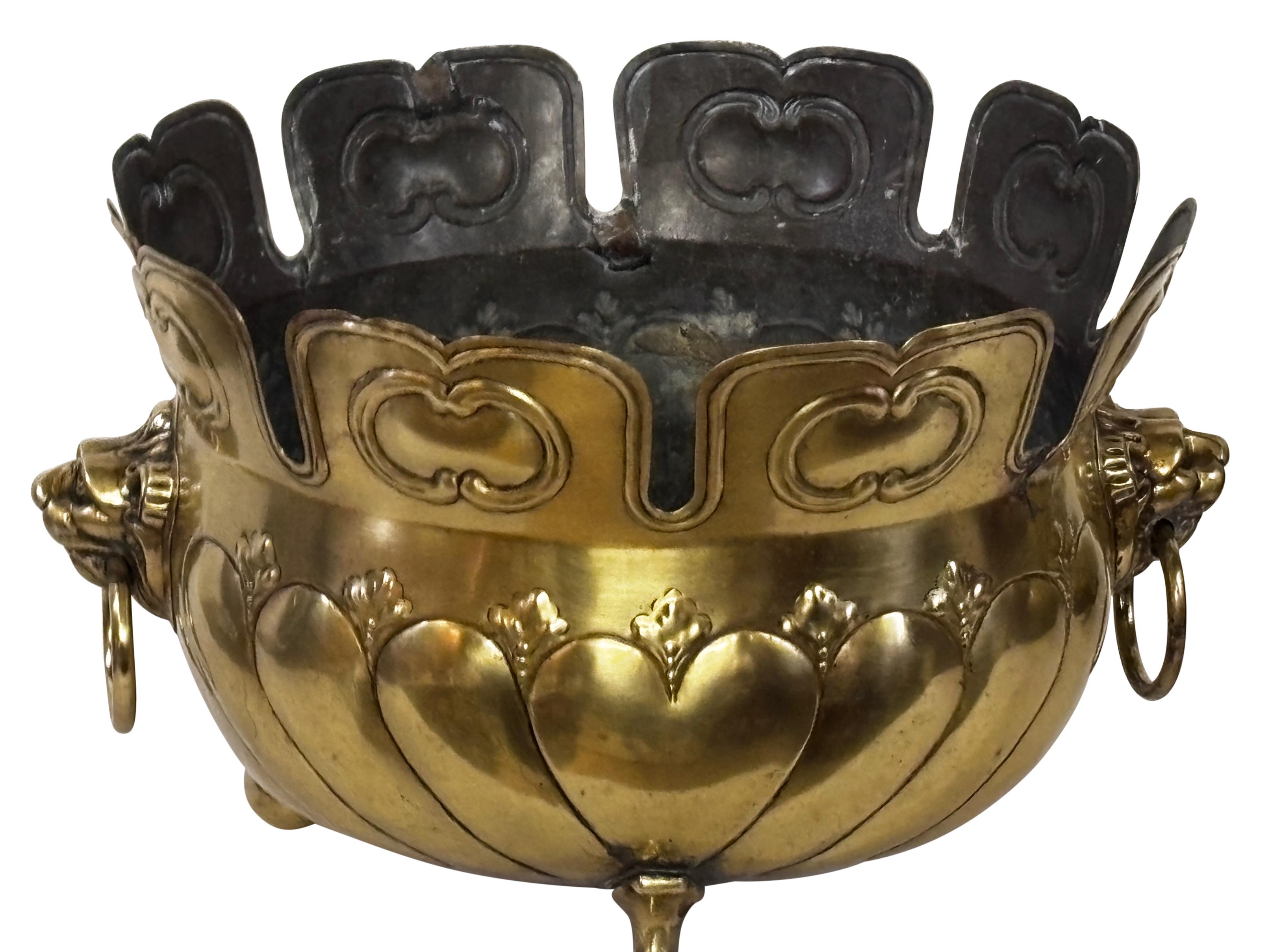 Großes italienisches antikes Jardiniere-Pflanzgefäß aus Messing, Weinkühler (Renaissance) im Angebot