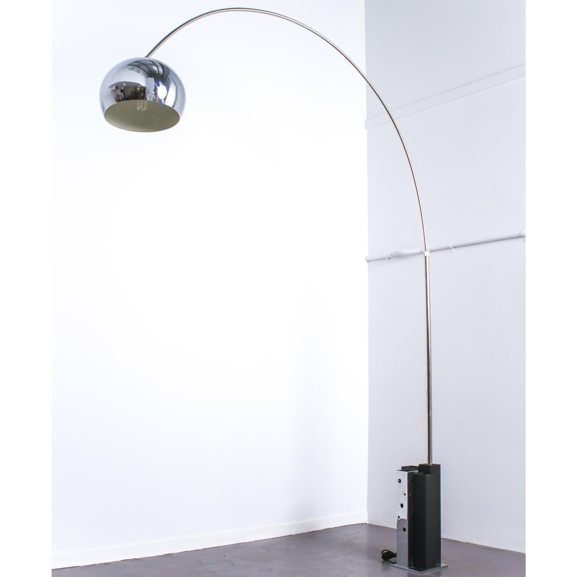 Large very stylish 1970 Italian arc lamp with adjustable arm and heavy base in chrome and black color.
 