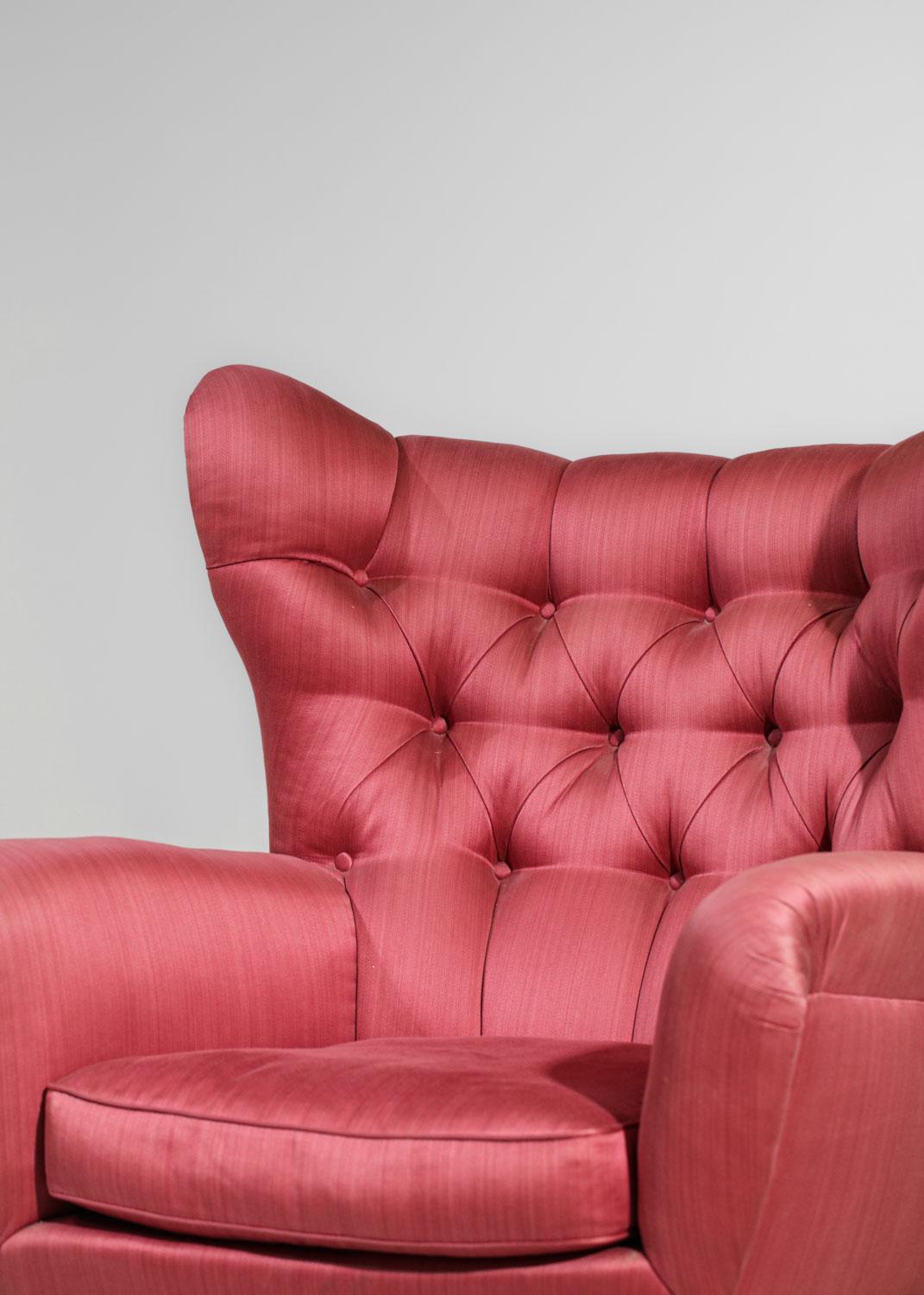 Imposanter italienischer Sessel, der Melchiorre BEGA aus den 50er Jahren zugeschrieben wird. Die Beine sind aus Massivholz, er ist vollständig mit einem originalen rot/rosa Stoff bezogen und im oberen Teil des Sessels gepolstert. Sehr schöner