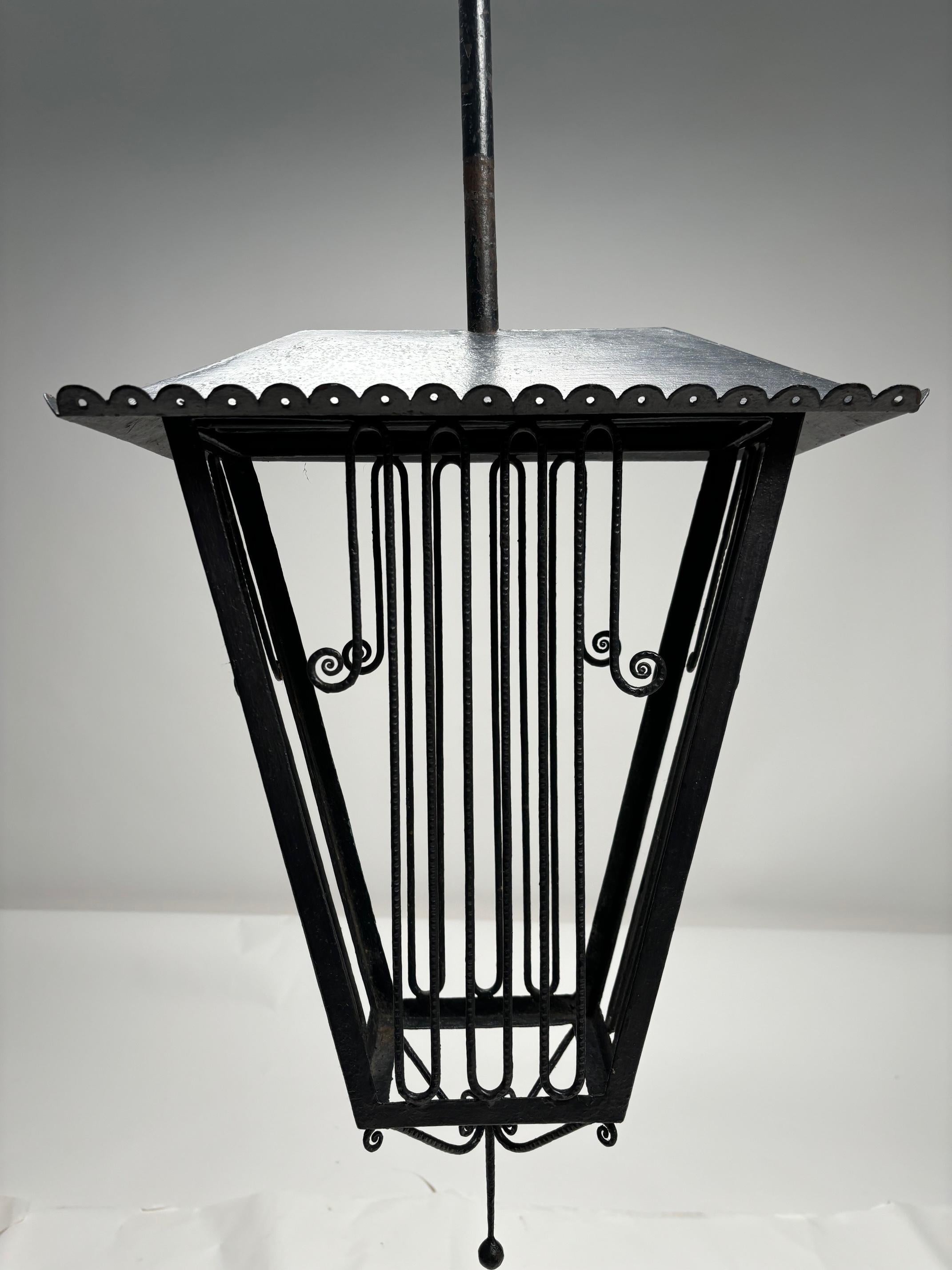 Große italienische Laterne aus Schmiedeeisen im Stil des Art déco, Paolo Buffa. 1940s im Zustand „Gut“ im Angebot in Argelato, BO