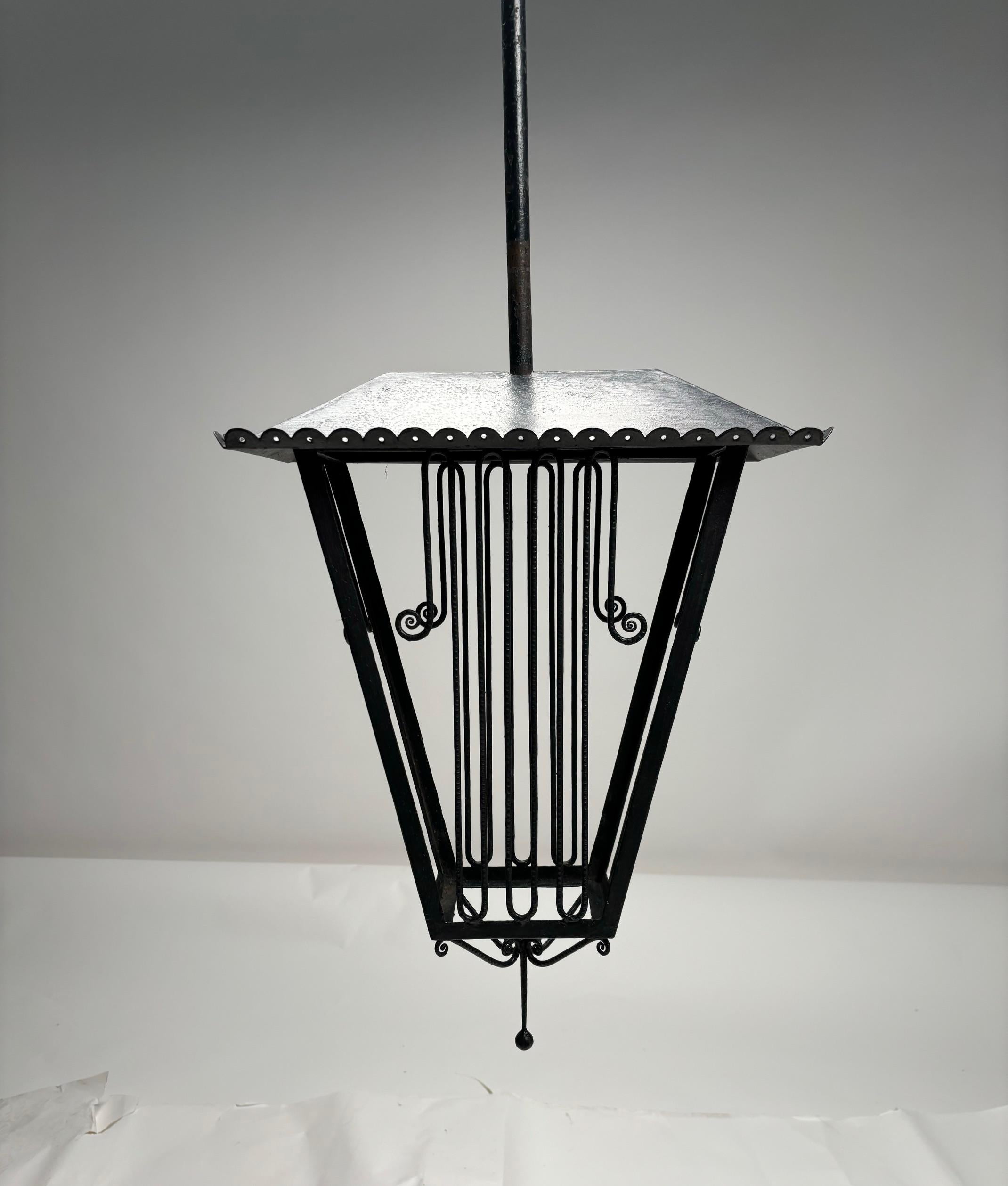 Große italienische Laterne aus Schmiedeeisen im Stil des Art déco, Paolo Buffa. 1940s (Mitte des 20. Jahrhunderts) im Angebot