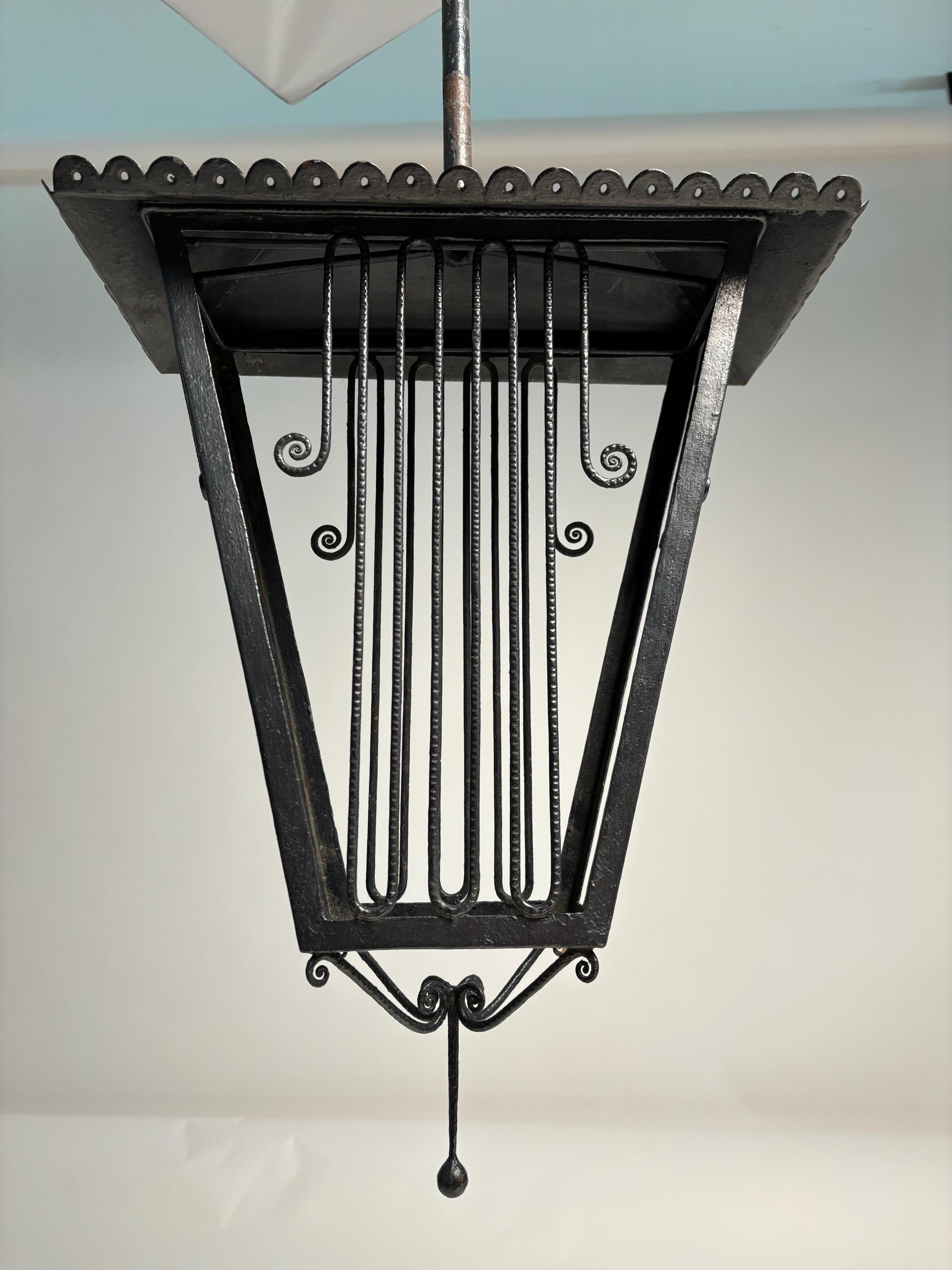 Große italienische Laterne aus Schmiedeeisen im Stil des Art déco, Paolo Buffa. 1940s im Angebot 4
