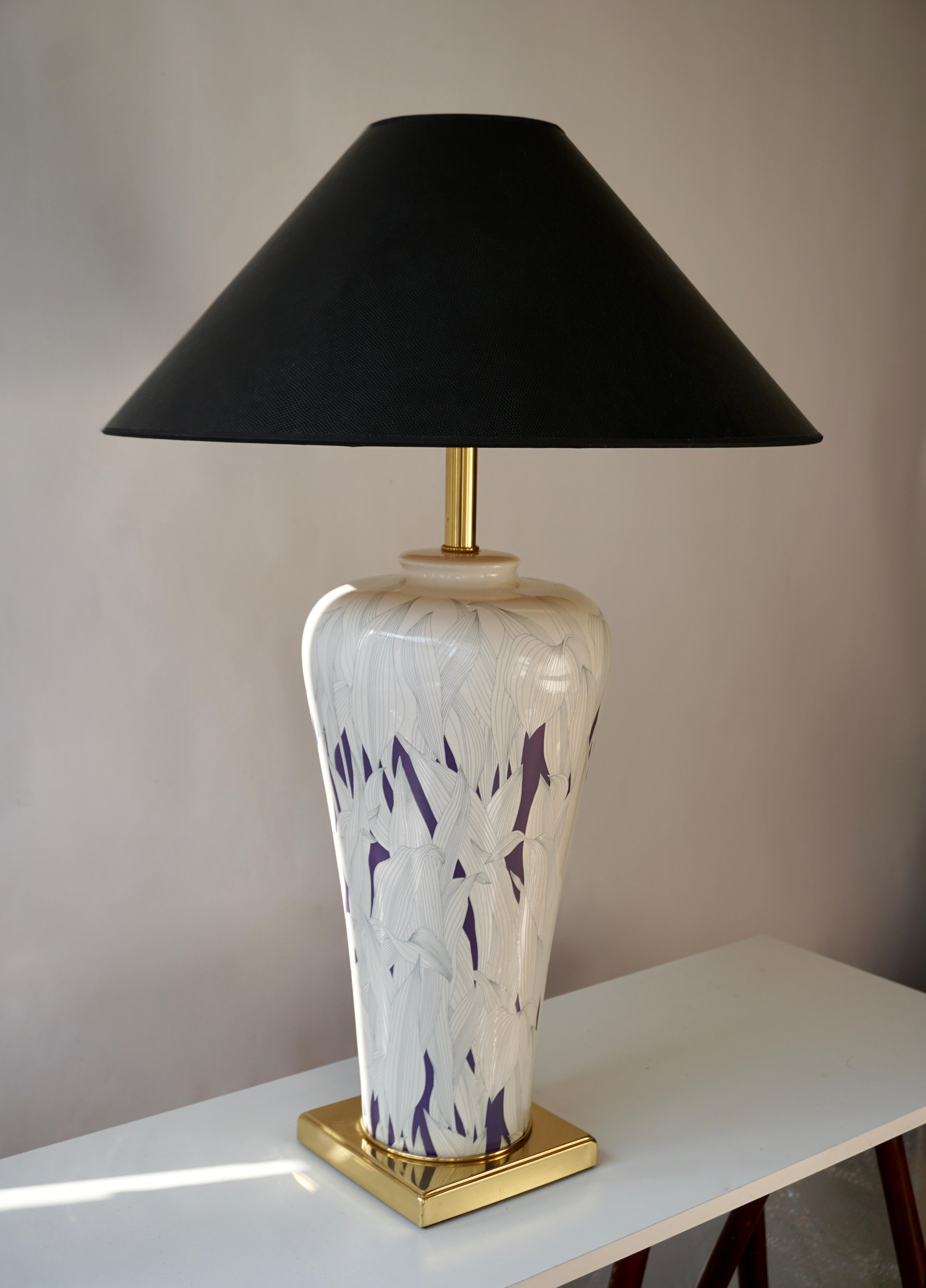 Grande lampe de table italienne en céramique et laiton violet et blanc.
Mesures : Hauteur 51 cm.
Diamètre 24 cm.
Poids 4 kg.

L'abat-jour n'est pas inclus dans le prix.