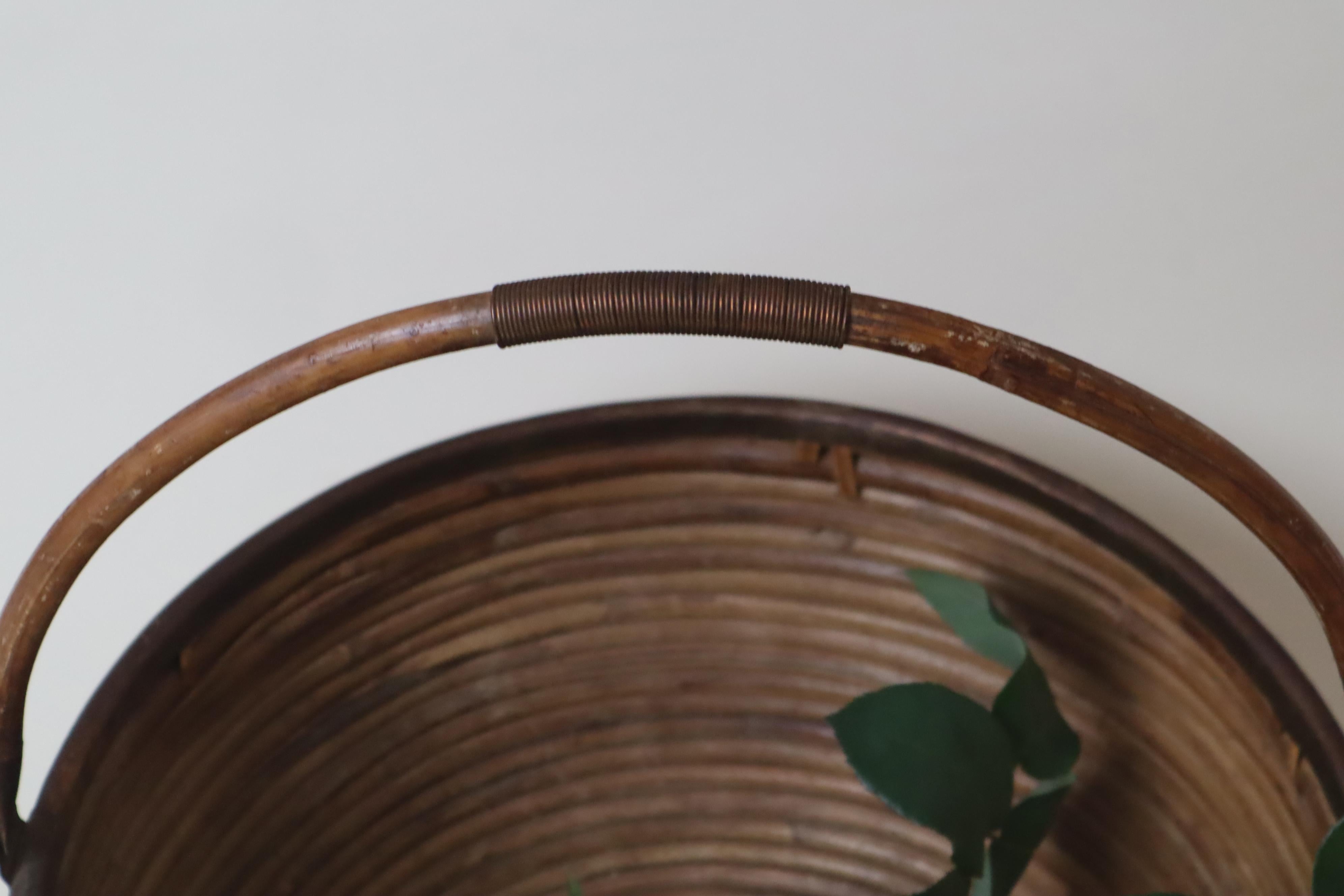 Großer italienischer Korb aus Messing und Rattan, 1960er Jahre im Angebot 3