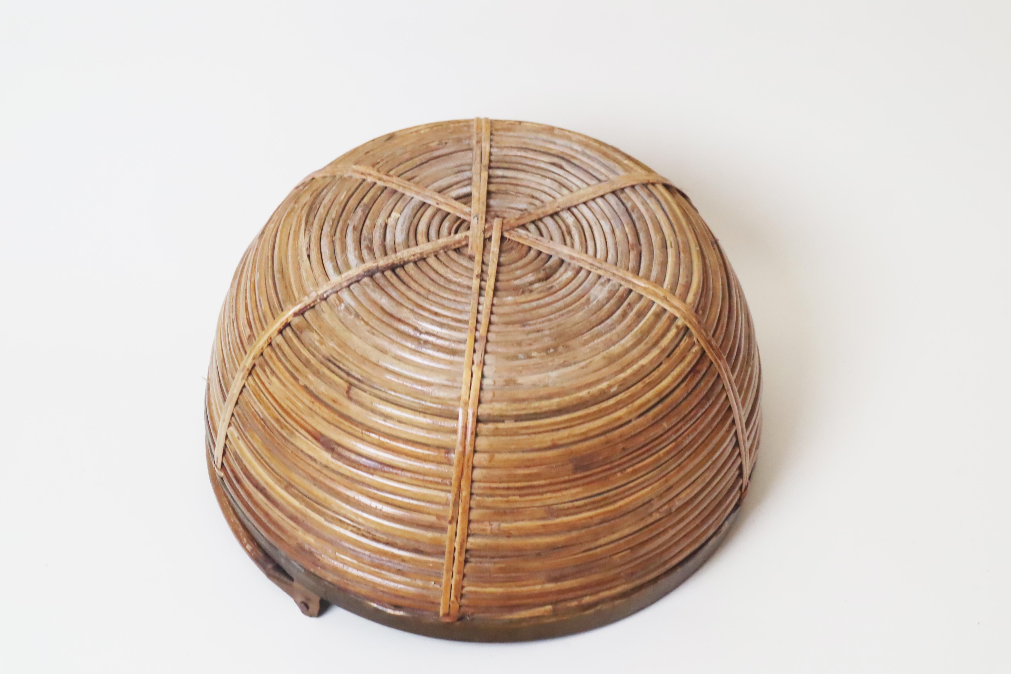Großer italienischer Korb aus Messing und Rattan, 1960er Jahre (Französisch) im Angebot