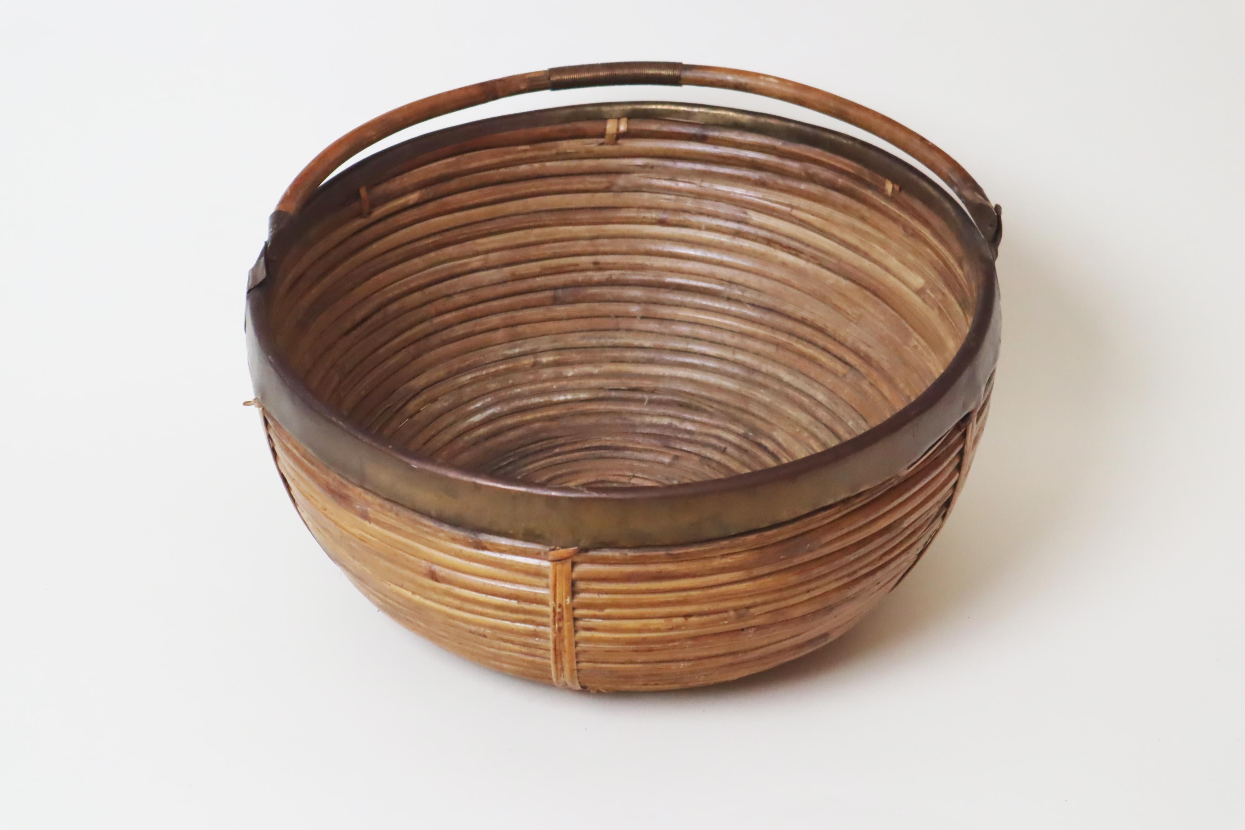 Großer italienischer Korb aus Messing und Rattan, 1960er Jahre (Handgefertigt) im Angebot