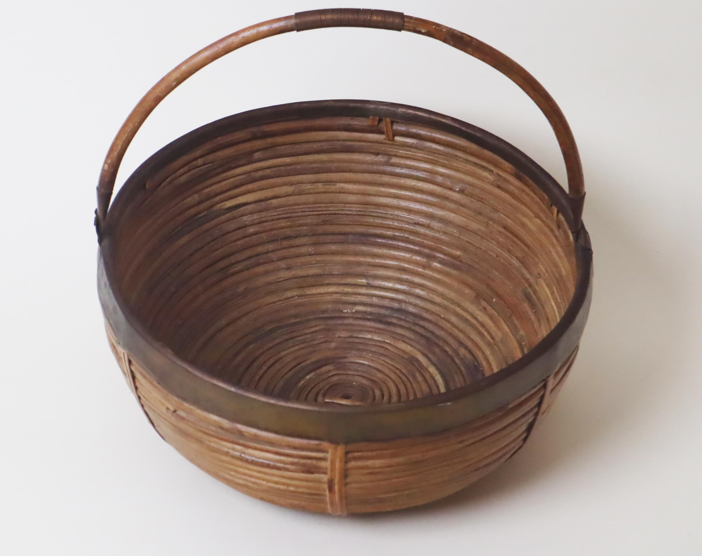 Großer italienischer Korb aus Messing und Rattan, 1960er Jahre im Angebot 1