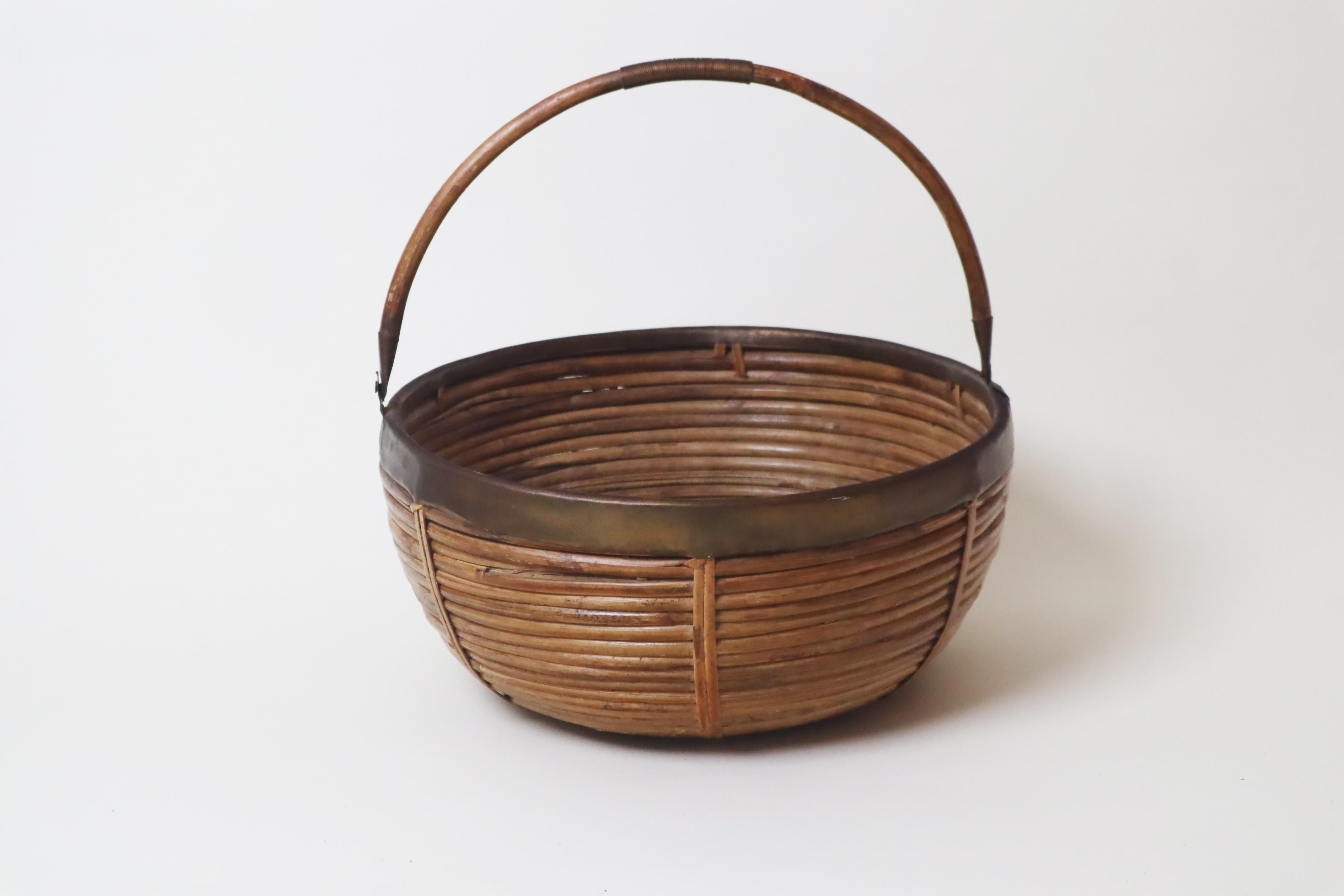 Großer italienischer Korb aus Messing und Rattan, 1960er Jahre im Angebot 2