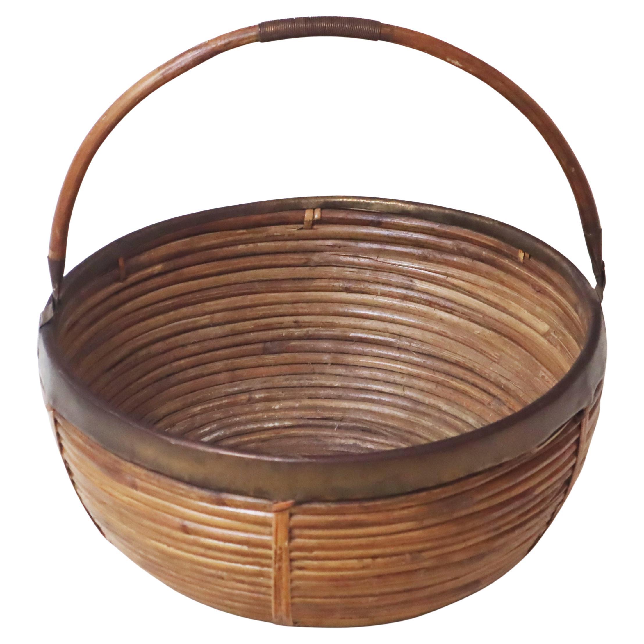 Großer italienischer Korb aus Messing und Rattan, 1960er Jahre im Angebot