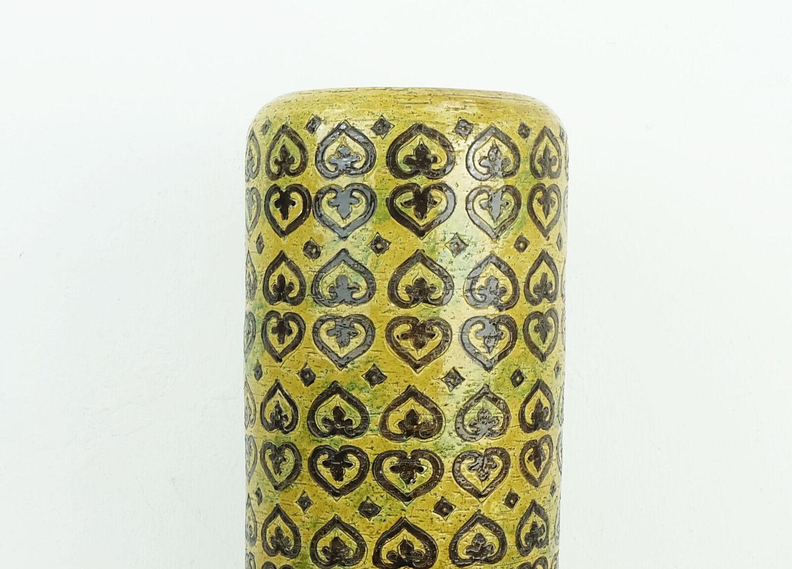 Bitossi Vase in einer sehr seltenen XL Größe. Aldo Londi für Bitossi Ceramiche, Florenz, Italien aus den 60er Jahren. Dekor Moresco. Glasur in Ocker und Dunkelgelb mit etwas Grün, abstraktes Reliefmuster in Braun. Auf der Unterseite mit M 3/45 Italy
