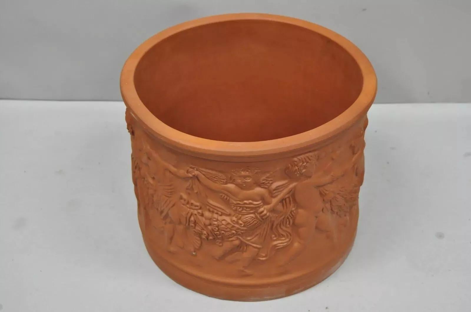 Gran maceta italiana Bitossi de terracota roja con querubines Putti. Elemento decorado con friso de putti danzantes portando festones frutales, marcado con la impresión de fabricación Bitossi. Mediados del siglo XX. Medidas: 12