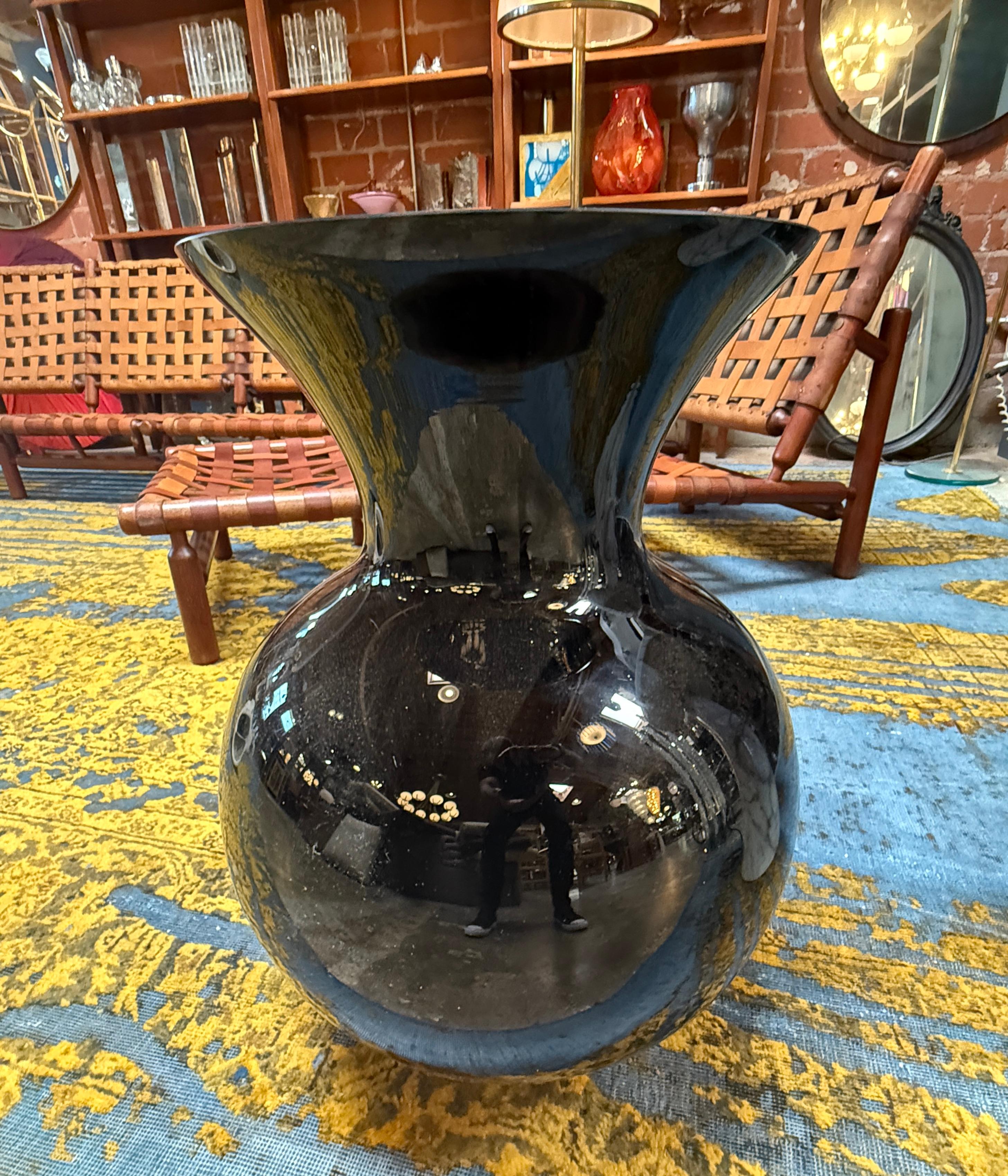Große italienische Vase aus schwarzem Muranoglas im Zustand „Gut“ im Angebot in Los Angeles, CA
