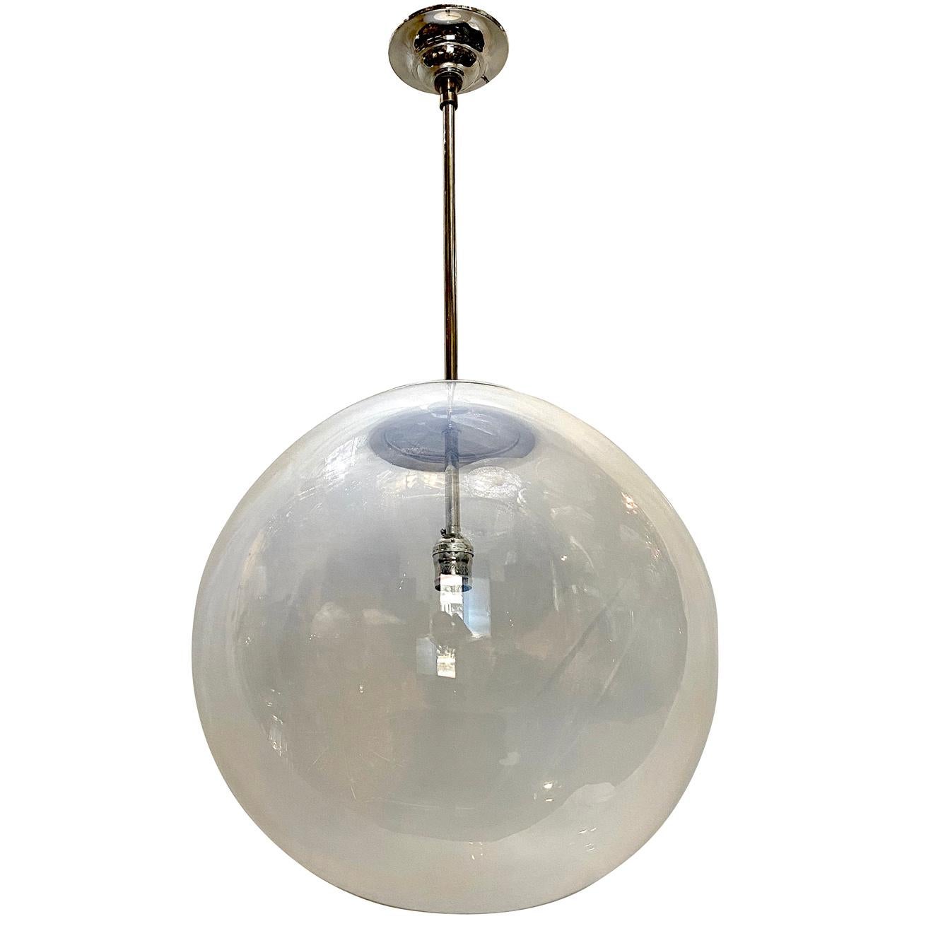 Un grand luminaire en verre opalin soufflé à la main des années 1960 avec lumière intérieure.

Mesures :
Diamètre 16