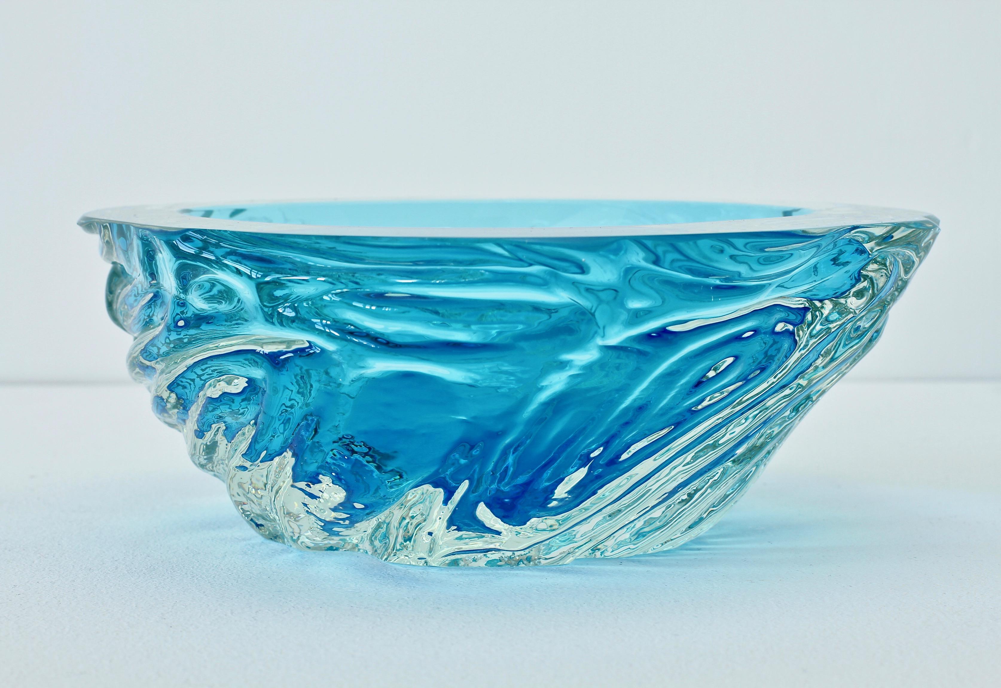 Large vintage textured Italian glass bowl or dish attributed to Maurizio Arabella for Seguso Vetri d'Arte Murano, Italy, circa late 1970s / 1980s. Elegant in form and showing extraordinary craftmanship with the use of the 'Sommerso' technique with