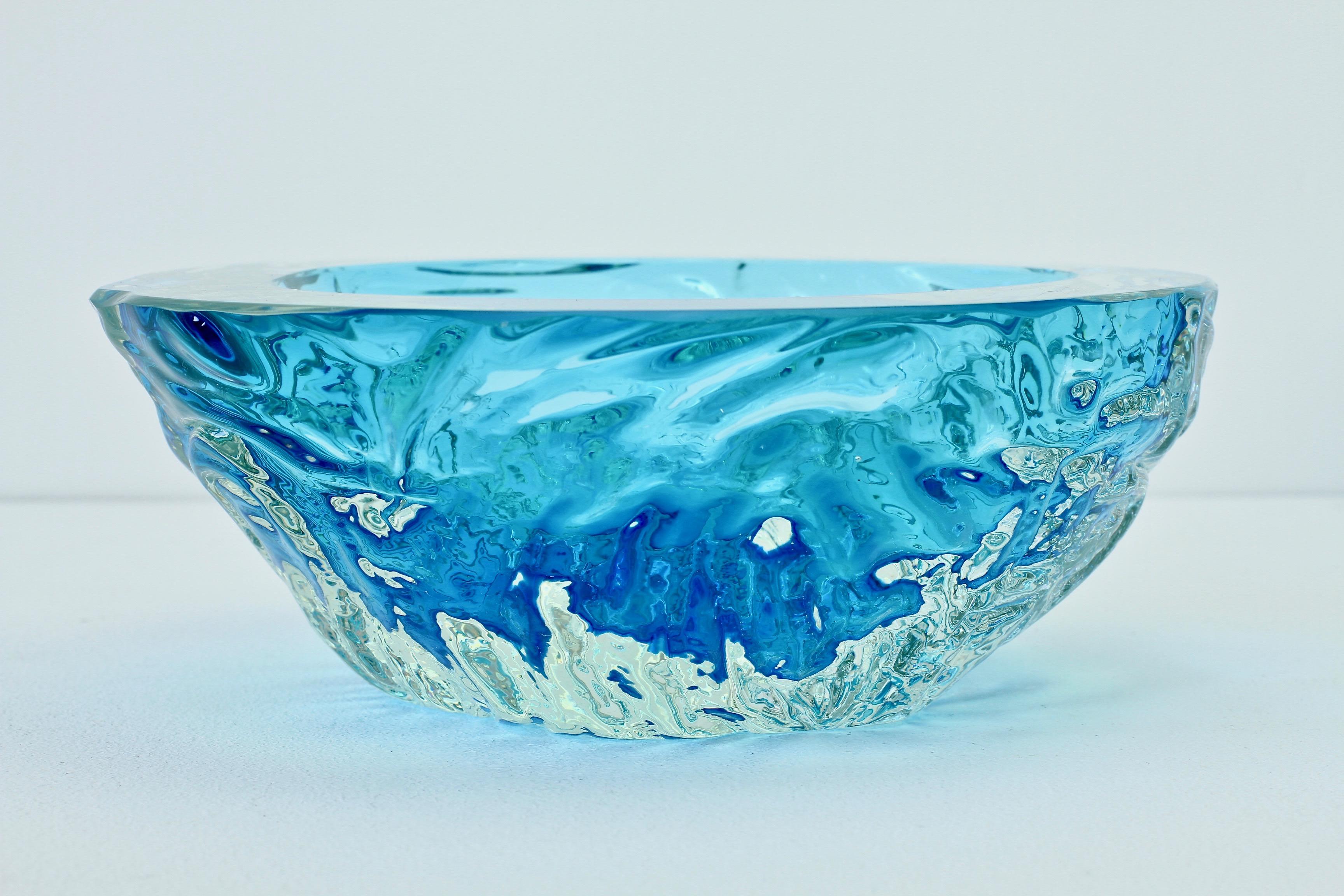 20ième siècle Grand bol italien en verre de Murano bleu « Sommerso » attribué à Maurizio Albarelli en vente