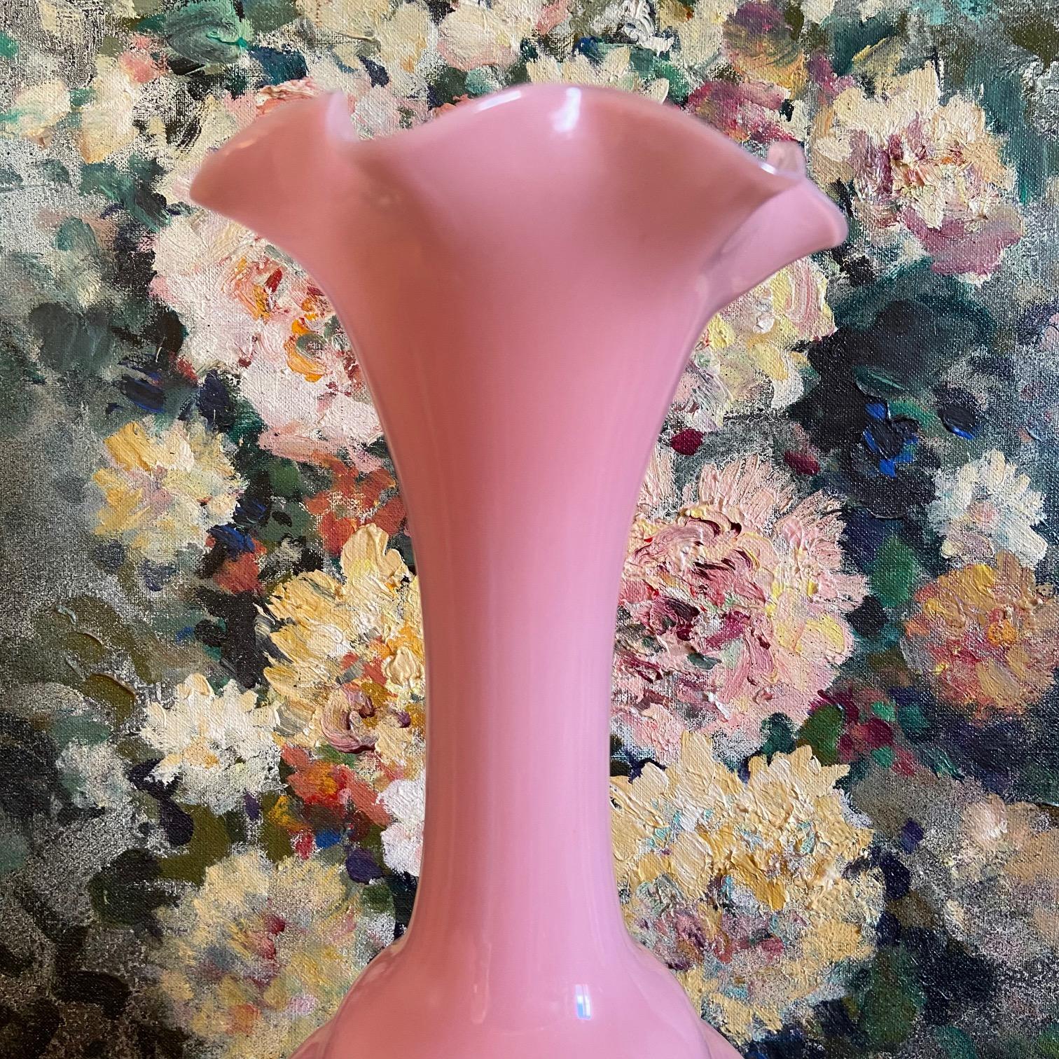 Magnífico jarrón opalino rosa. 
Este jarrón se caracteriza por una particular forma de tulipán, de color rosa opalescente.
¡Raro en este tamaño !