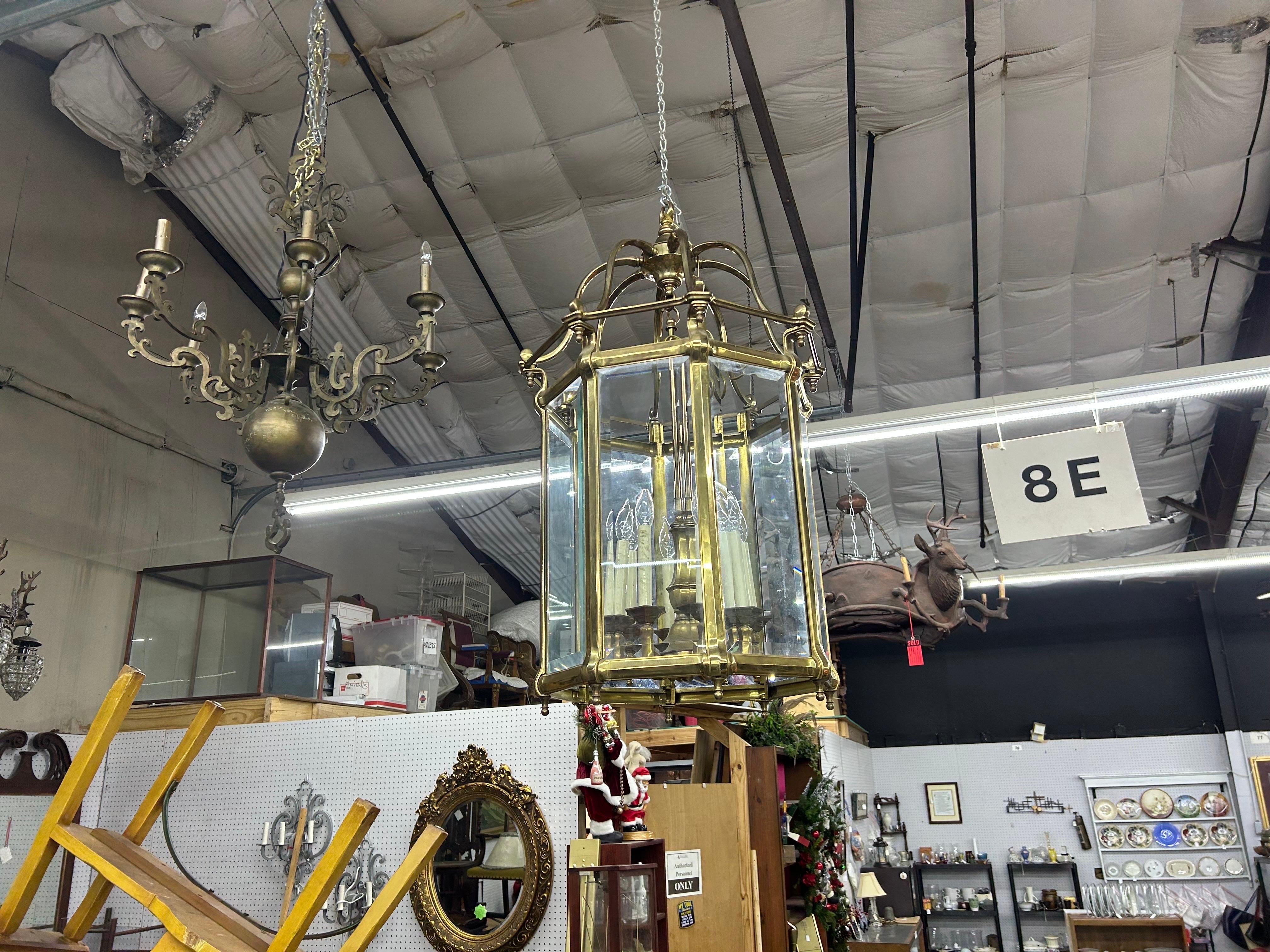 Biseauté Grande lanterne italienne en laiton et verre en vente