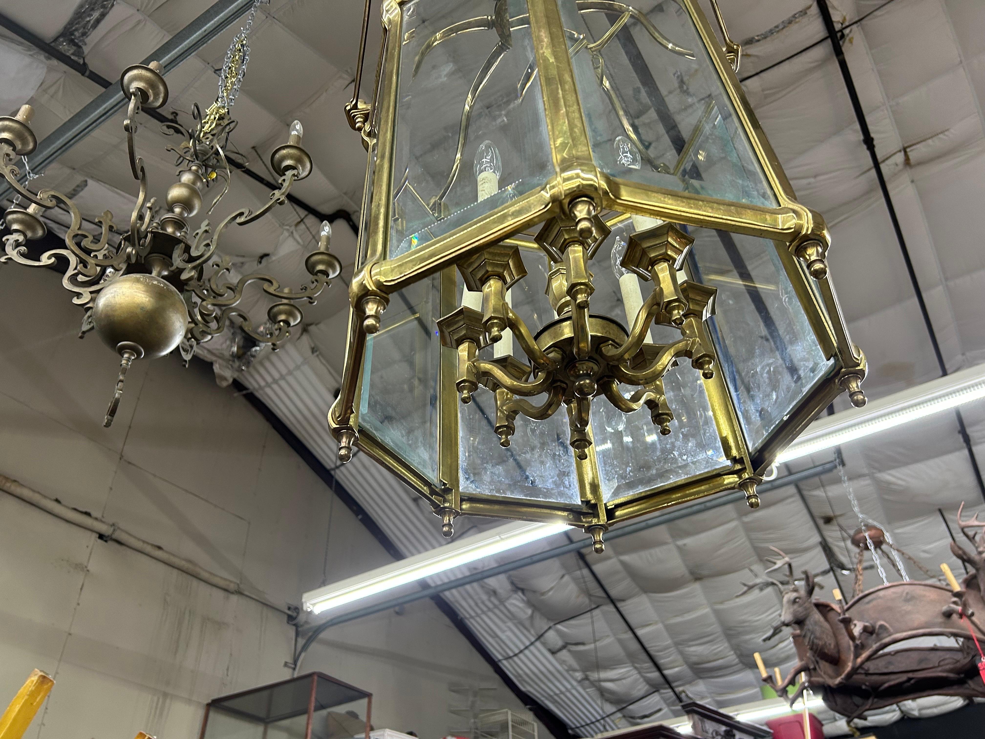 Milieu du XXe siècle Grande lanterne italienne en laiton et verre en vente