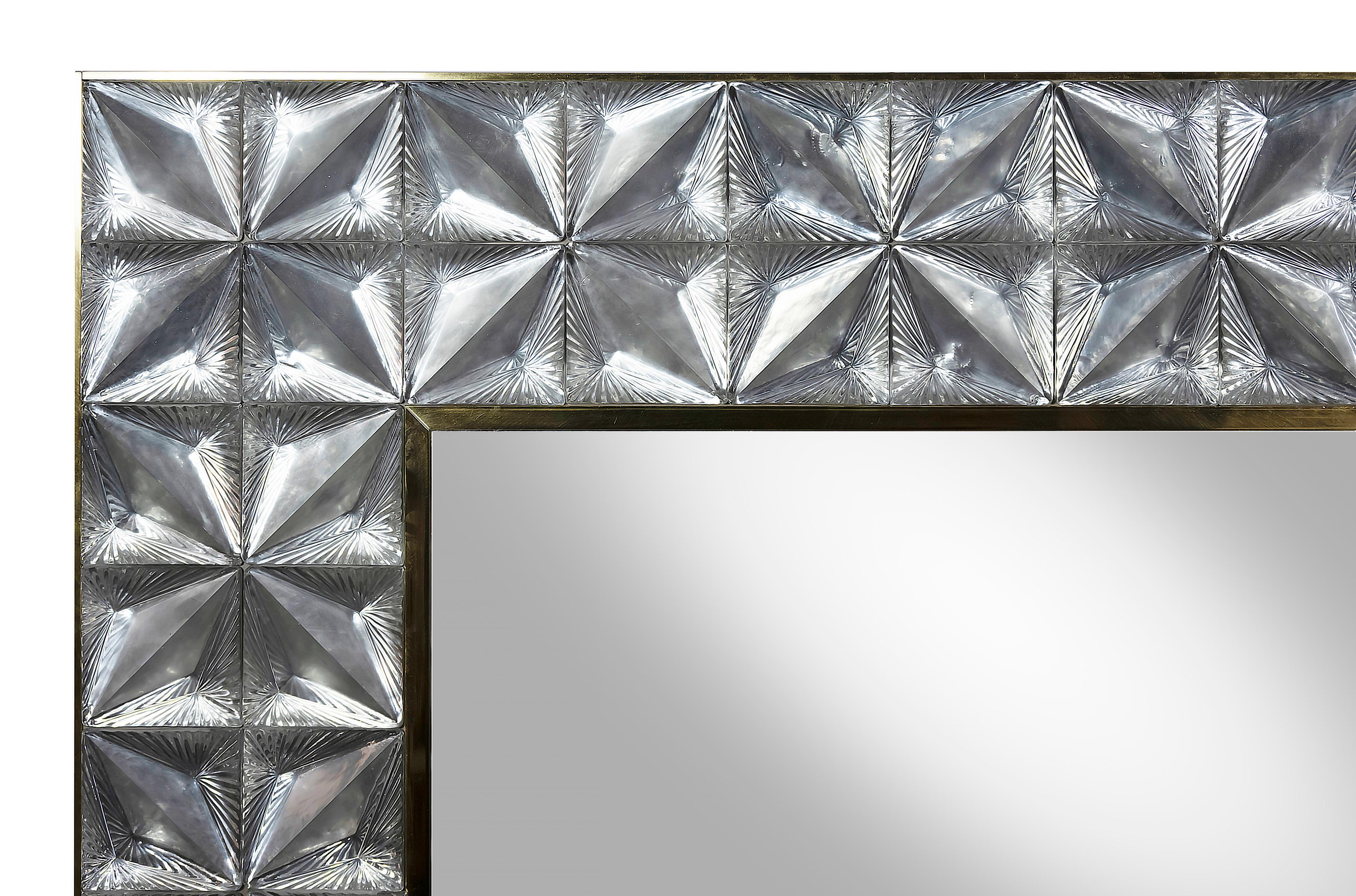 Fait main Grand miroir mural italien en laiton et verre de Murano en vente