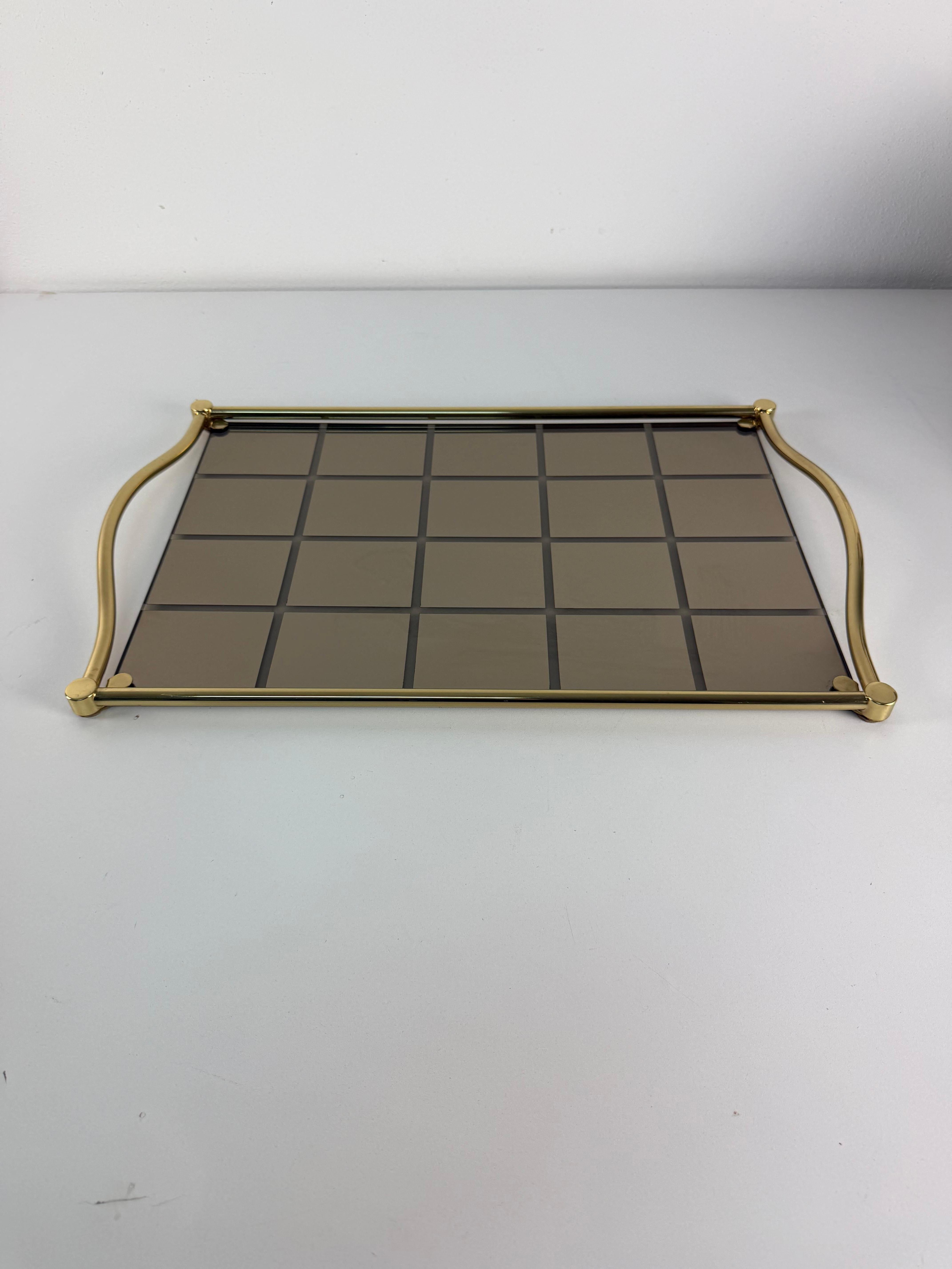 Großes Tablett aus italienischem Messing und geräuchertem Spiegelglas, 1980er Jahre im Angebot 5